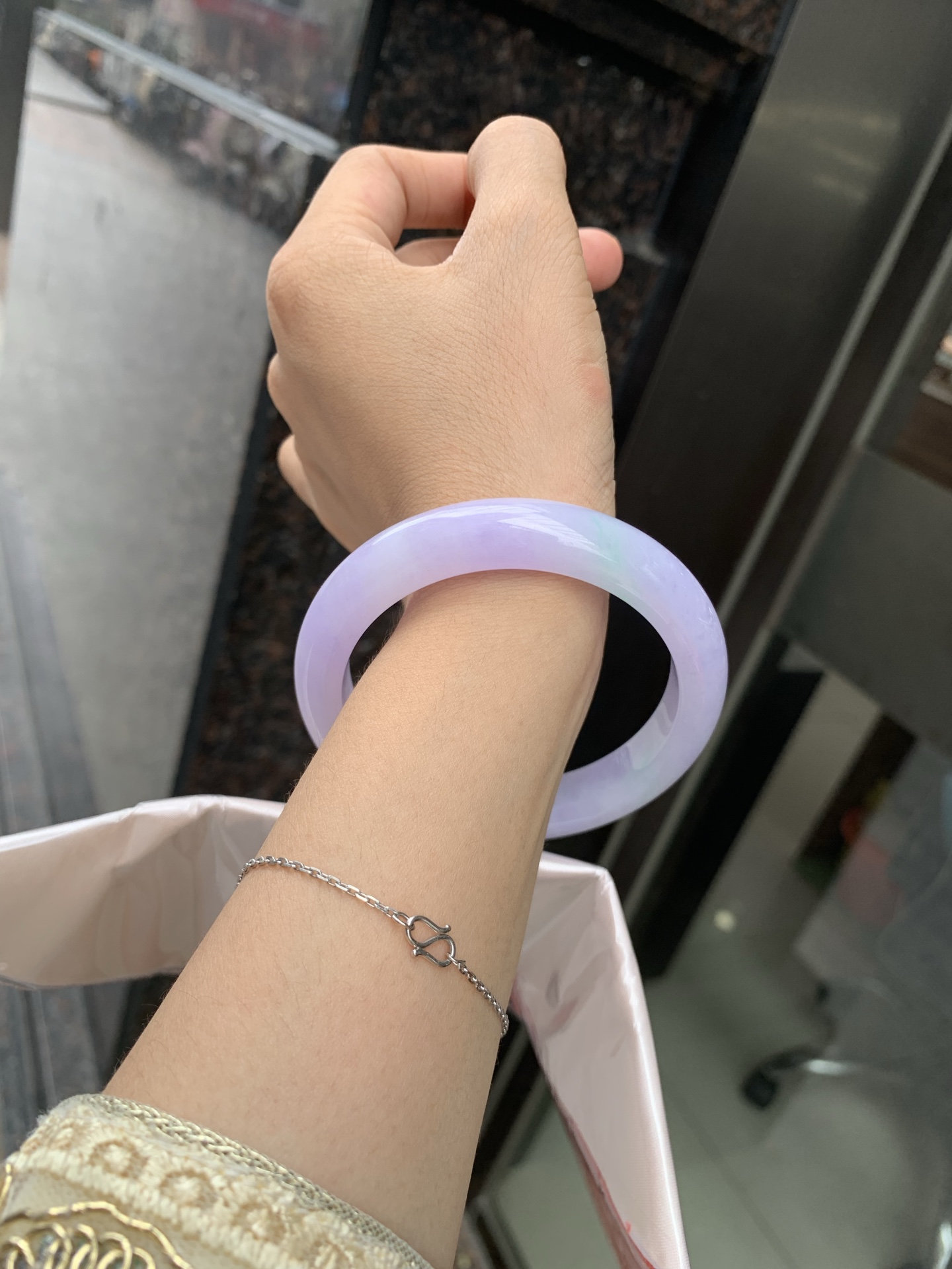 春彩正圈，打灯细纹，内圈微扣，底妆水润，满圈紫罗兰吸睛抢眼，两抹绿花点缀，浪漫迷人，仙气飘飘，优雅高贵显气质，感满满，紫罗兰自然光不失色，不同光线不一样视觉感受