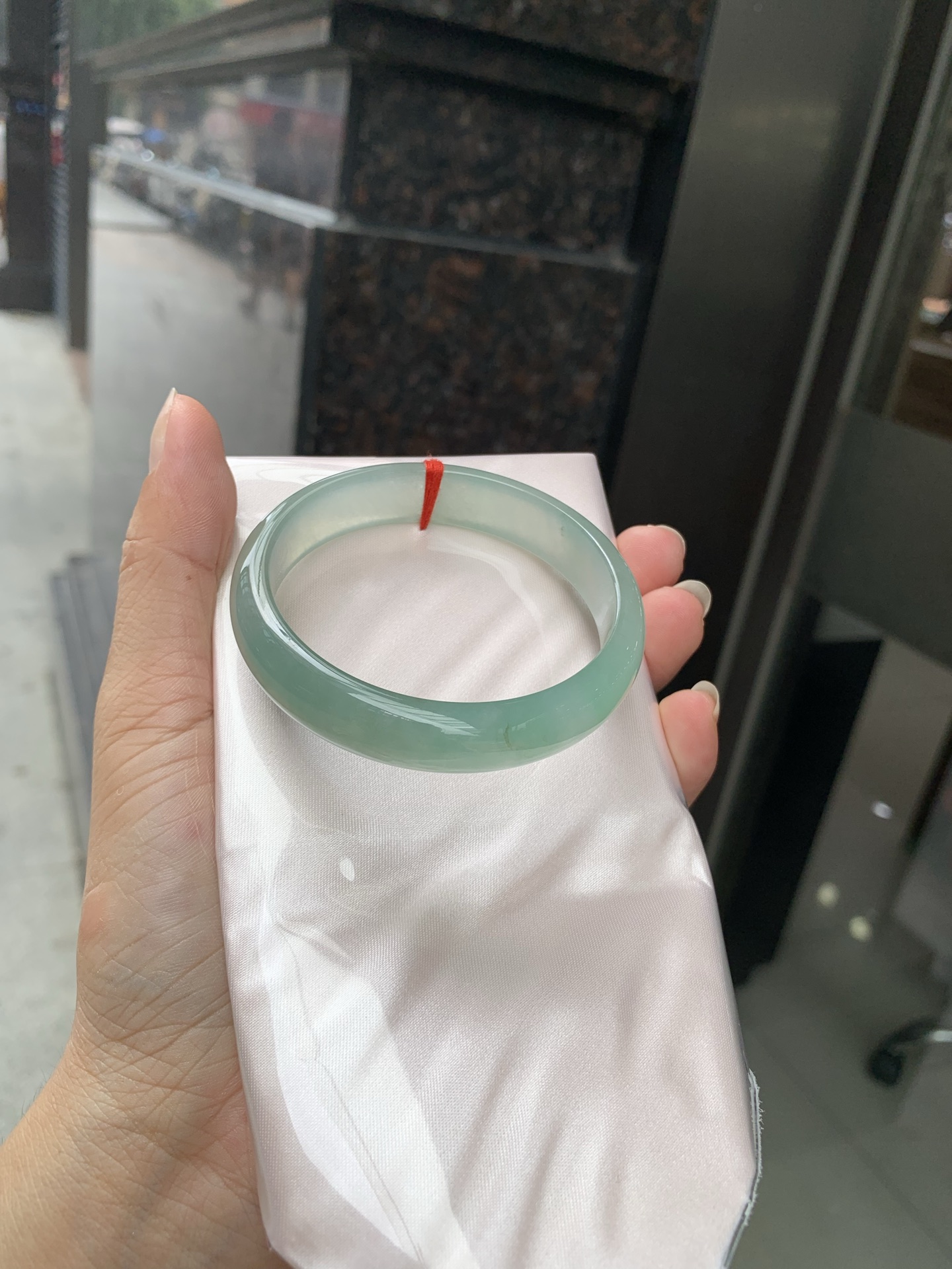 湖水蓝正圈，打灯棉絮，底妆冰润细腻，它的蓝底深邃而柔和，仿佛阳光洒落湖面，泛起层层涟漪，波光粼粼，可谓是验证了“天青色等烟雨，而我在等你”