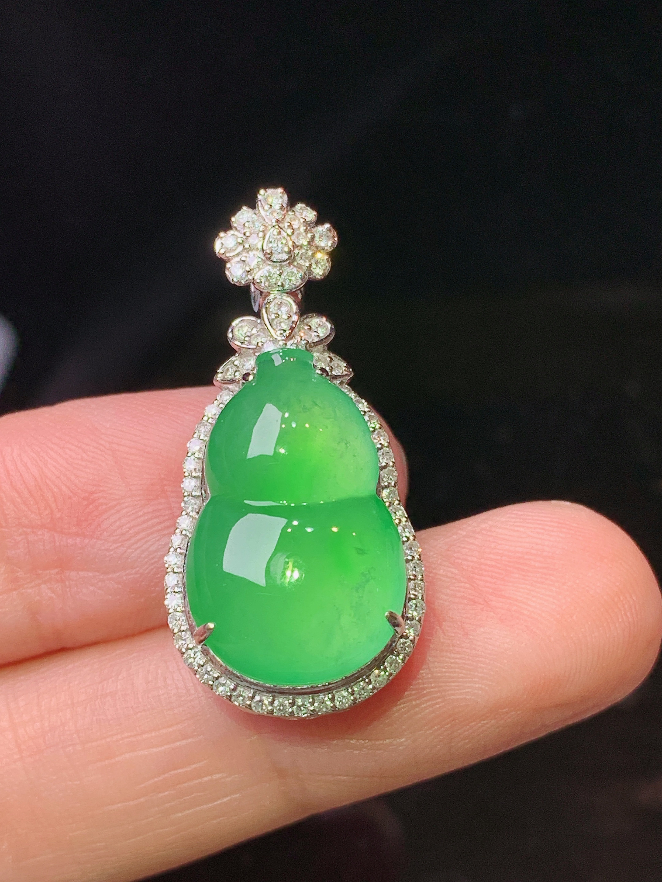 18k金钻镶嵌冰阳绿葫芦吊坠 玉质细腻 色泽艳丽清新 水润亮眼 整体尺寸30.3*14.3*9.5 