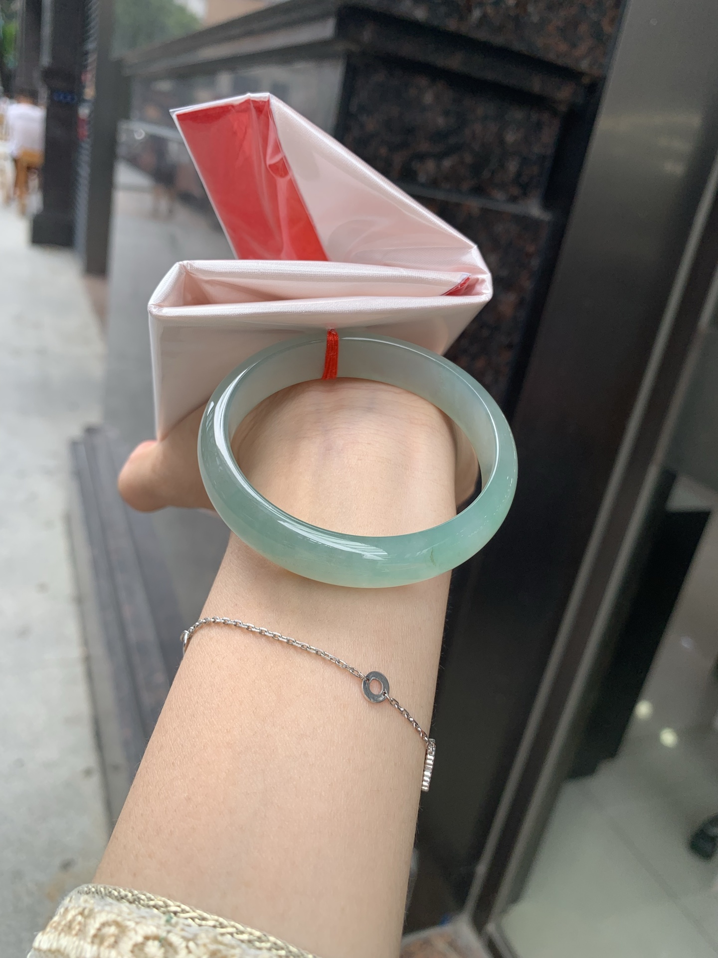 湖水蓝正圈，打灯棉絮，底妆冰润细腻，它的蓝底深邃而柔和，仿佛阳光洒落湖面，泛起层层涟漪，波光粼粼，可谓是验证了“天青色等烟雨，而我在等你”