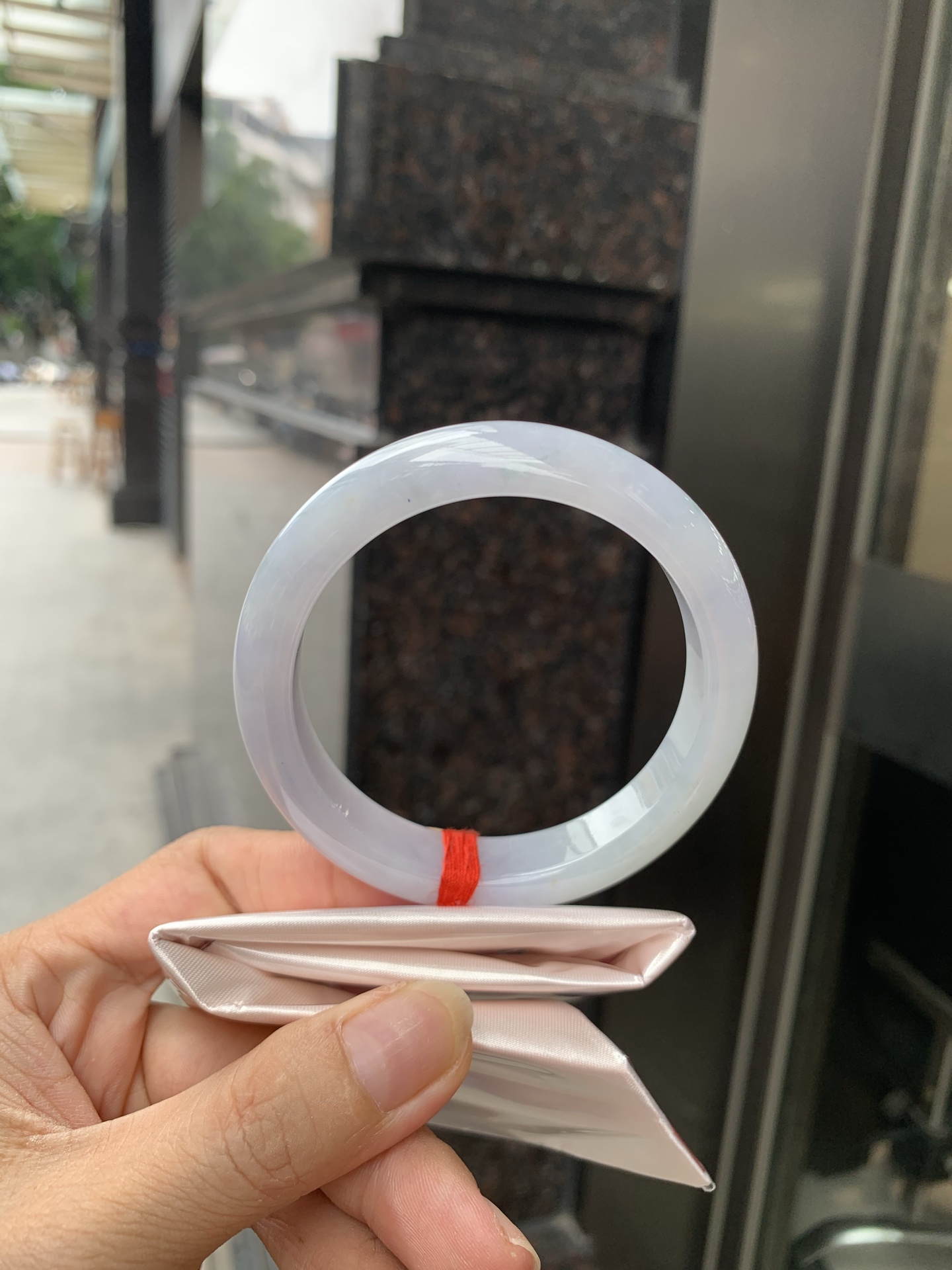 三彩正圈,底妆水润，春彩洒金，有三彩特色，仿佛彩虹般的色彩，绚丽梦幻，气质清新淡雅，上手靓丽大方。