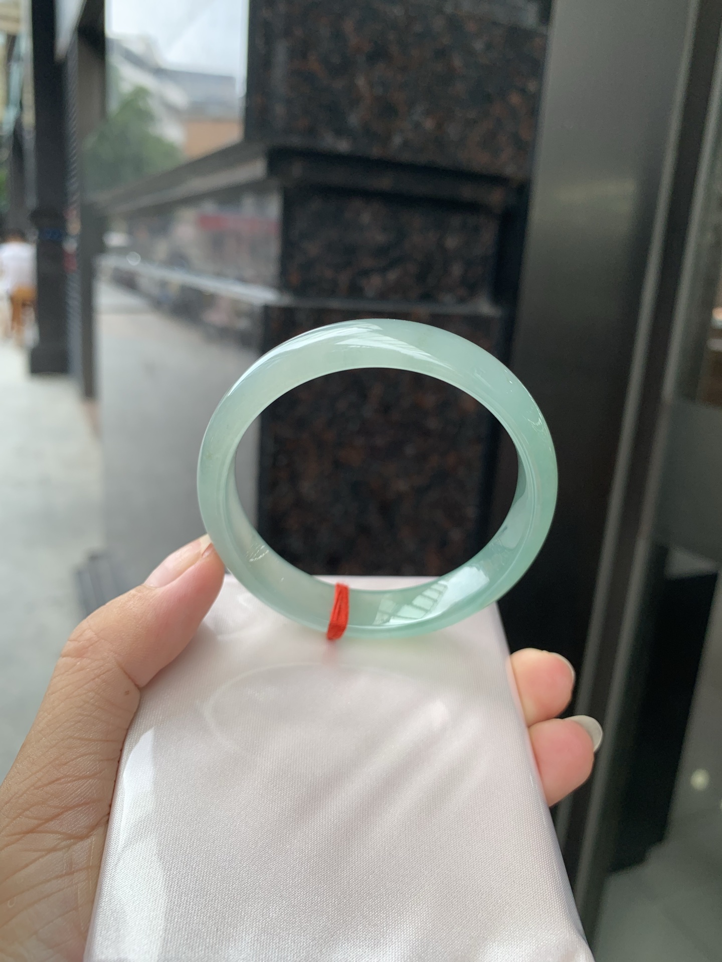 湖水蓝正圈，打灯棉絮，底妆冰润细腻，它的蓝底深邃而柔和，仿佛阳光洒落湖面，泛起层层涟漪，波光粼粼，可谓是验证了“天青色等烟雨，而我在等你”