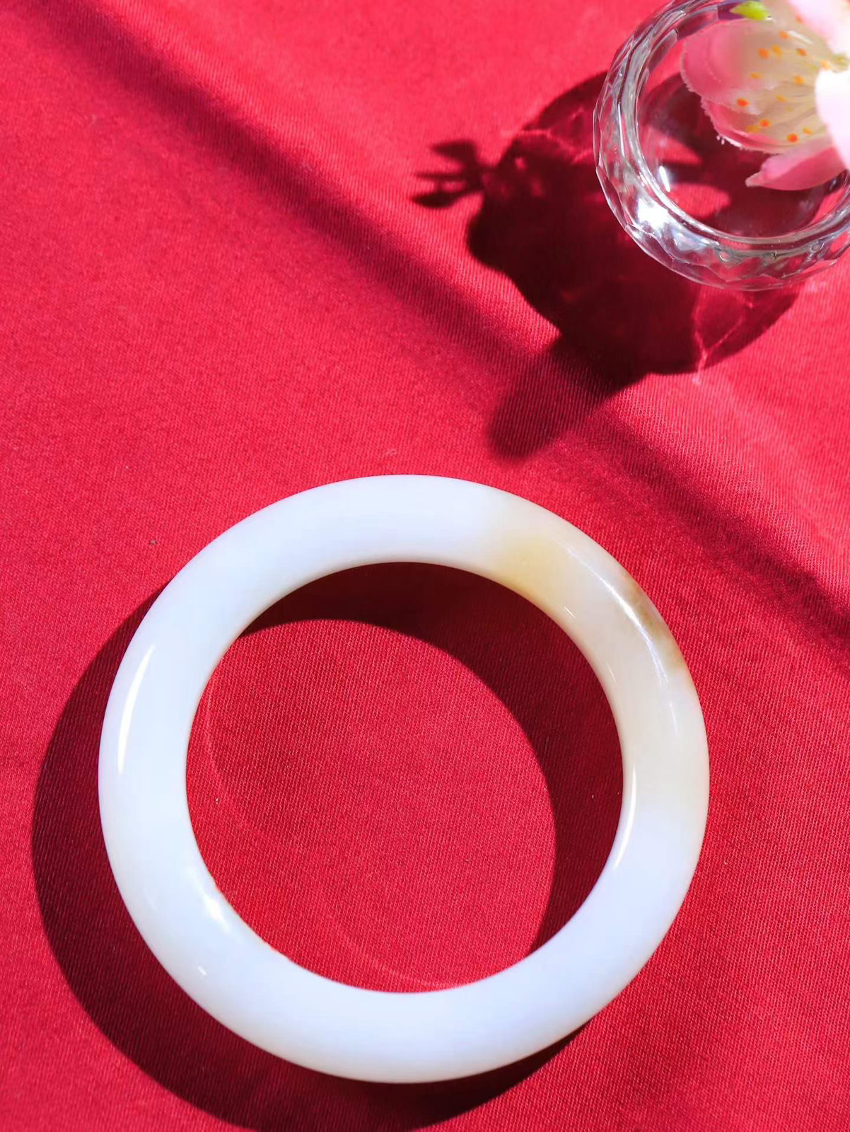 （一见倾心.手镯）

精品️和田玉糖白玉手镯，玉质温润细腻 油性十足 手感舒适，高华雅逸，线条流畅，简约大气，美自天成，素雅高贵。佩戴于腕间，婉约之美，举手投足间透出那低调奢华。重68.81克  内径55mm尺寸12.2-10.7mm  56702936A