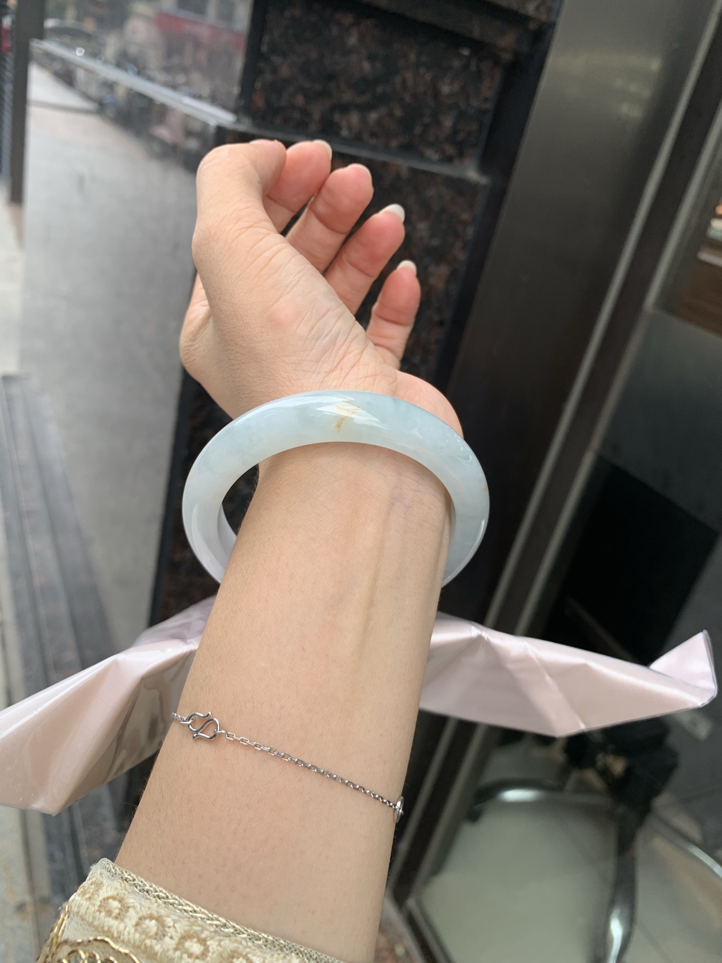 三彩正圈, 底妆水润，春彩洒金，有三彩特色，仿佛彩虹般的色彩，绚丽梦幻，气质清新淡雅，上手靓丽大方。