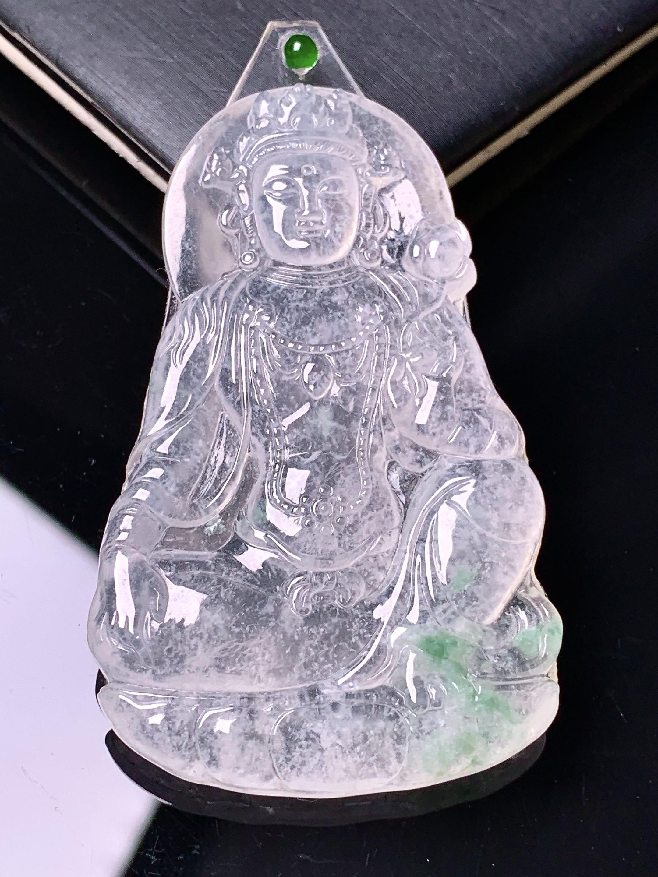 镶嵌款 冰种度母观音菩萨吊坠 玉质细腻 色泽艳丽清新 水润亮眼 整体尺寸55.3*33.6*3.6 