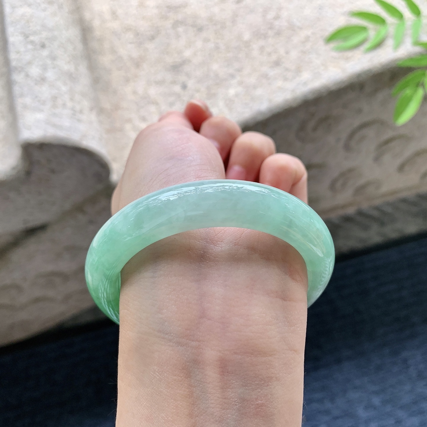 正圈55 56，圈口56/12.6/8.8，编码W6080219，糯冰黄加绿，水润，种老，细腻，无裂。