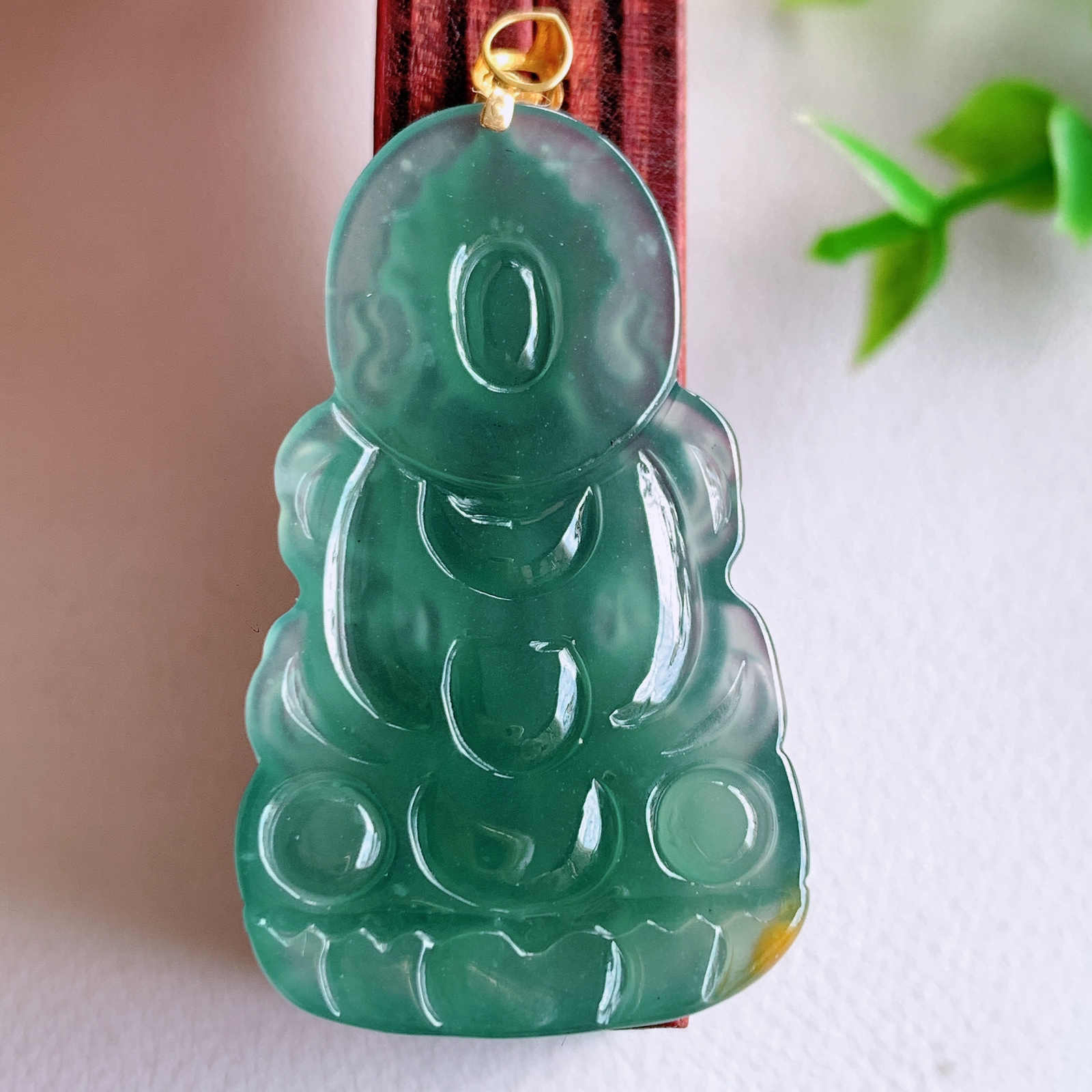 18k金扣蓝冰精雕观音吊坠，法相端庄大气，工艺精湛，种色浓郁，细腻饱满冰润，种老水足，收藏佳品，佩戴大气  W03.31   尺寸：38.8-22.6-4.2mm