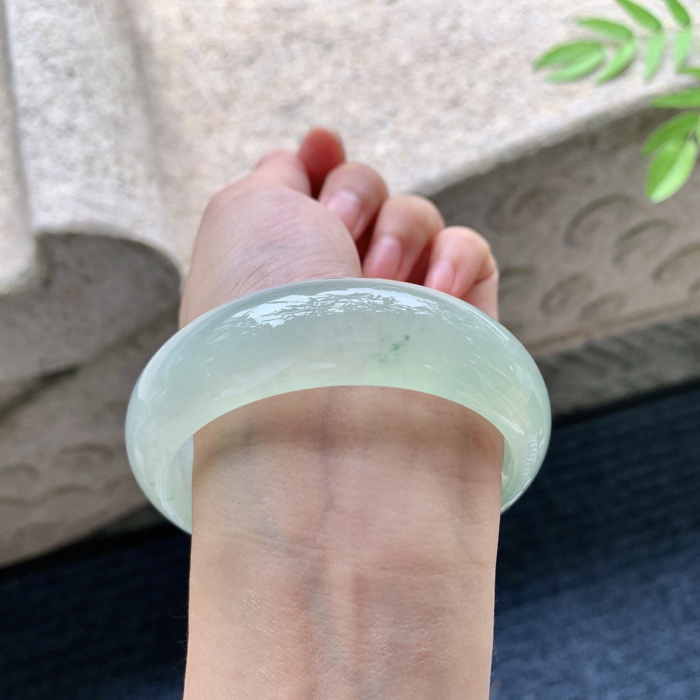 正圈58 59，圈口59.3/19.4/8.7，编码HC080225，糯冰晴绿，水润，种老，细腻，打灯有絮线