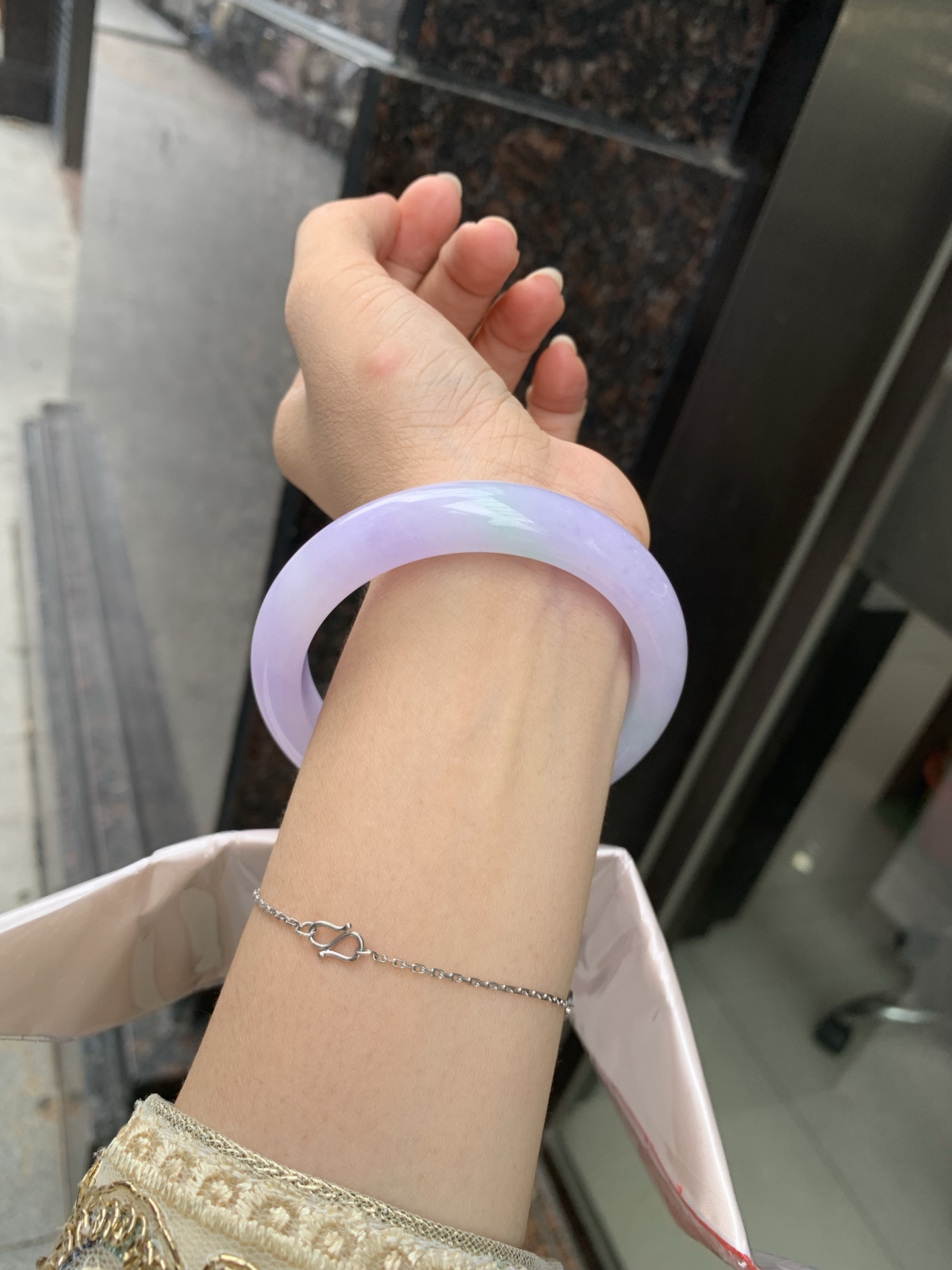春彩正圈，打灯细纹，内圈微扣，底妆水润，满圈紫罗兰吸睛抢眼，两抹绿花点缀，浪漫迷人，仙气飘飘，优雅高贵显气质，感满满，紫罗兰自然光不失色，不同光线不一样视觉感受