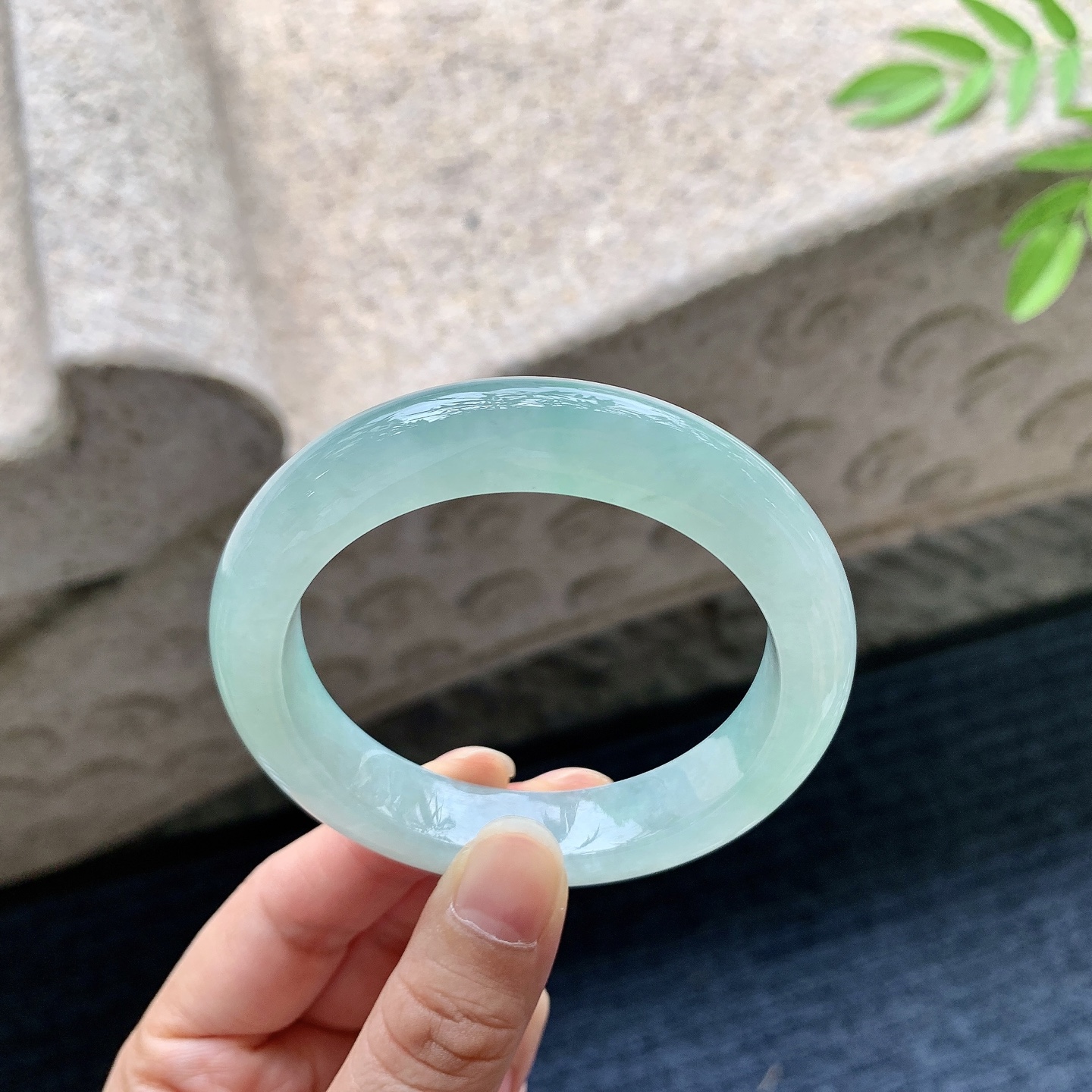 正圈52 53，圈口53.6/11.6/9，编码W6080216，描述糯冰淡绿，水润，种老，细腻，打灯有棉线