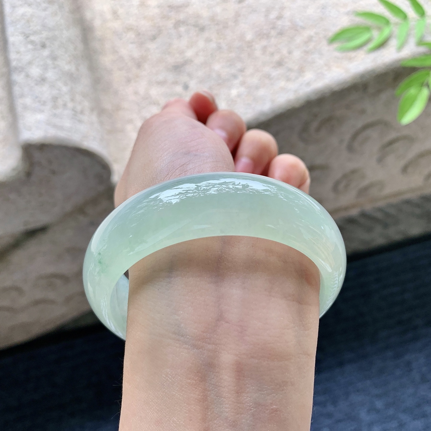 正圈58 59，圈口59.3/19.4/8.7，编码HC080225，糯冰晴绿，水润，种老，细腻，打灯有絮线