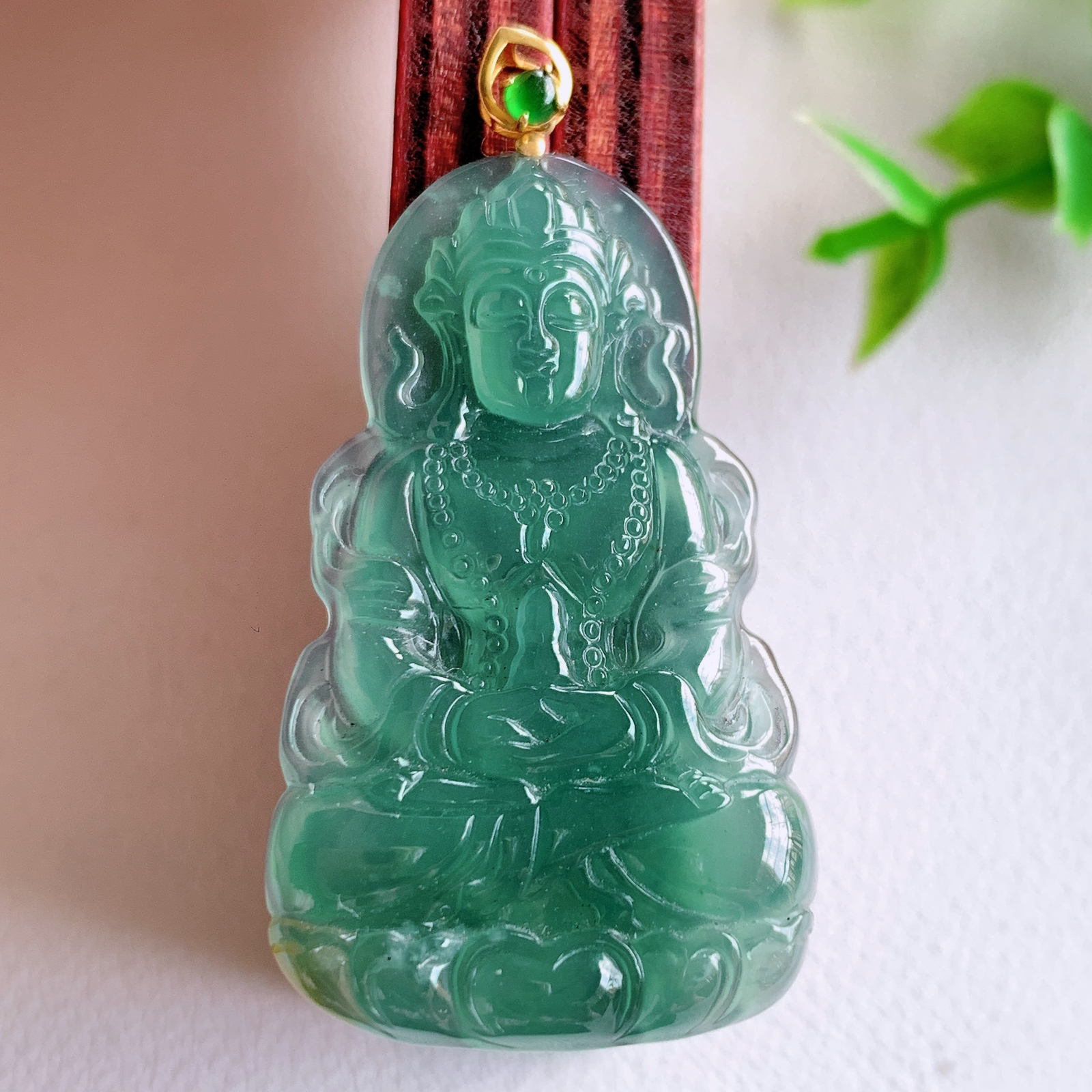 18k金扣蓝冰精雕观音吊坠，法相端庄大气，工艺精湛，种色浓郁，细腻饱满冰润，种老水足，收藏佳品，佩戴大气  W03.31   尺寸：38.8-22.6-4.2mm