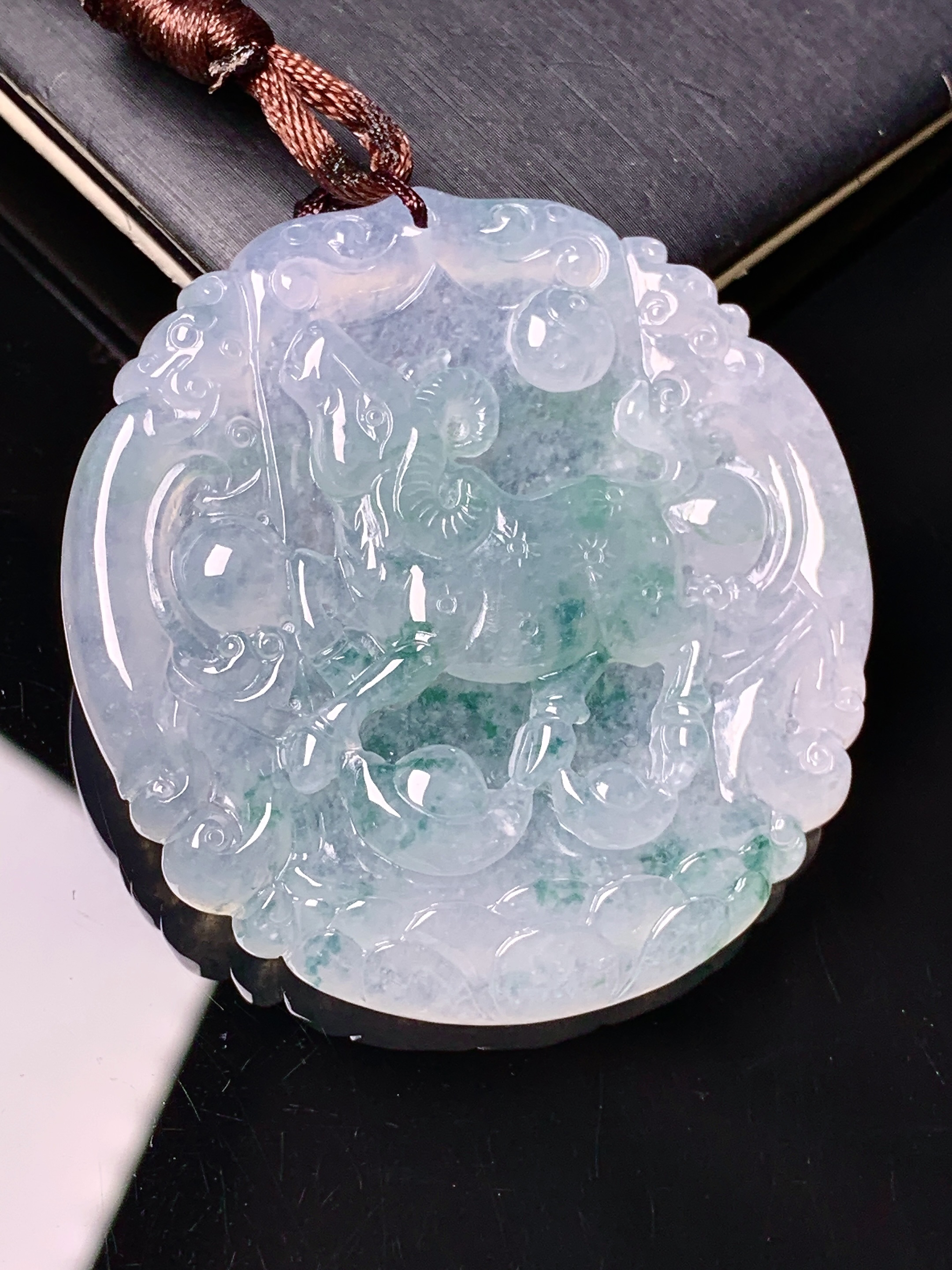 冰飘绿生肖羊牌吊坠 玉质细腻 色泽艳丽清新 水润亮眼 整体尺寸46.6*44.2*6.2 b2