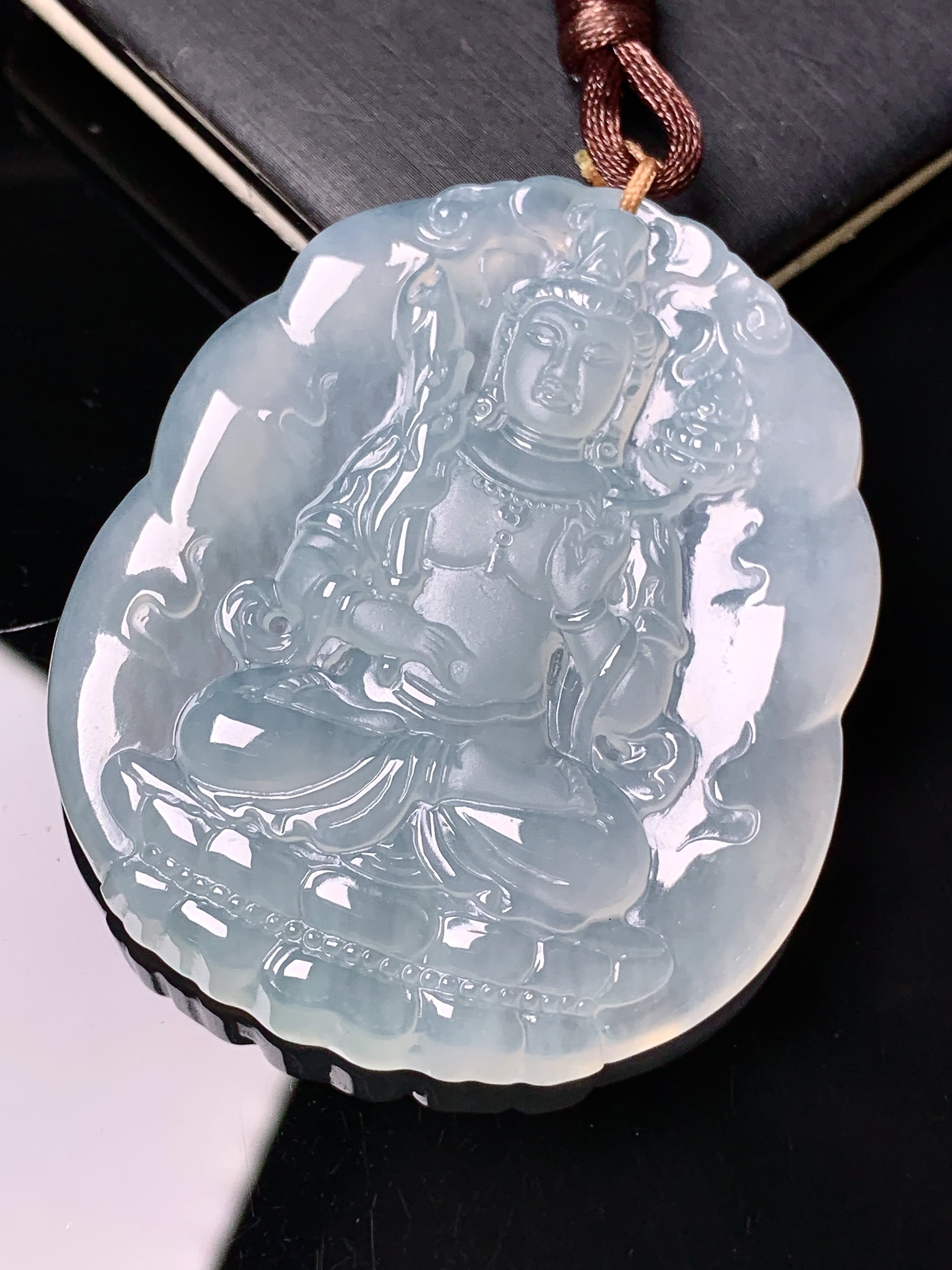 冰种观音菩萨吊坠 玉质细腻 色泽艳丽清新 水润亮眼 整体尺寸50.8*42.6*5.8 b2