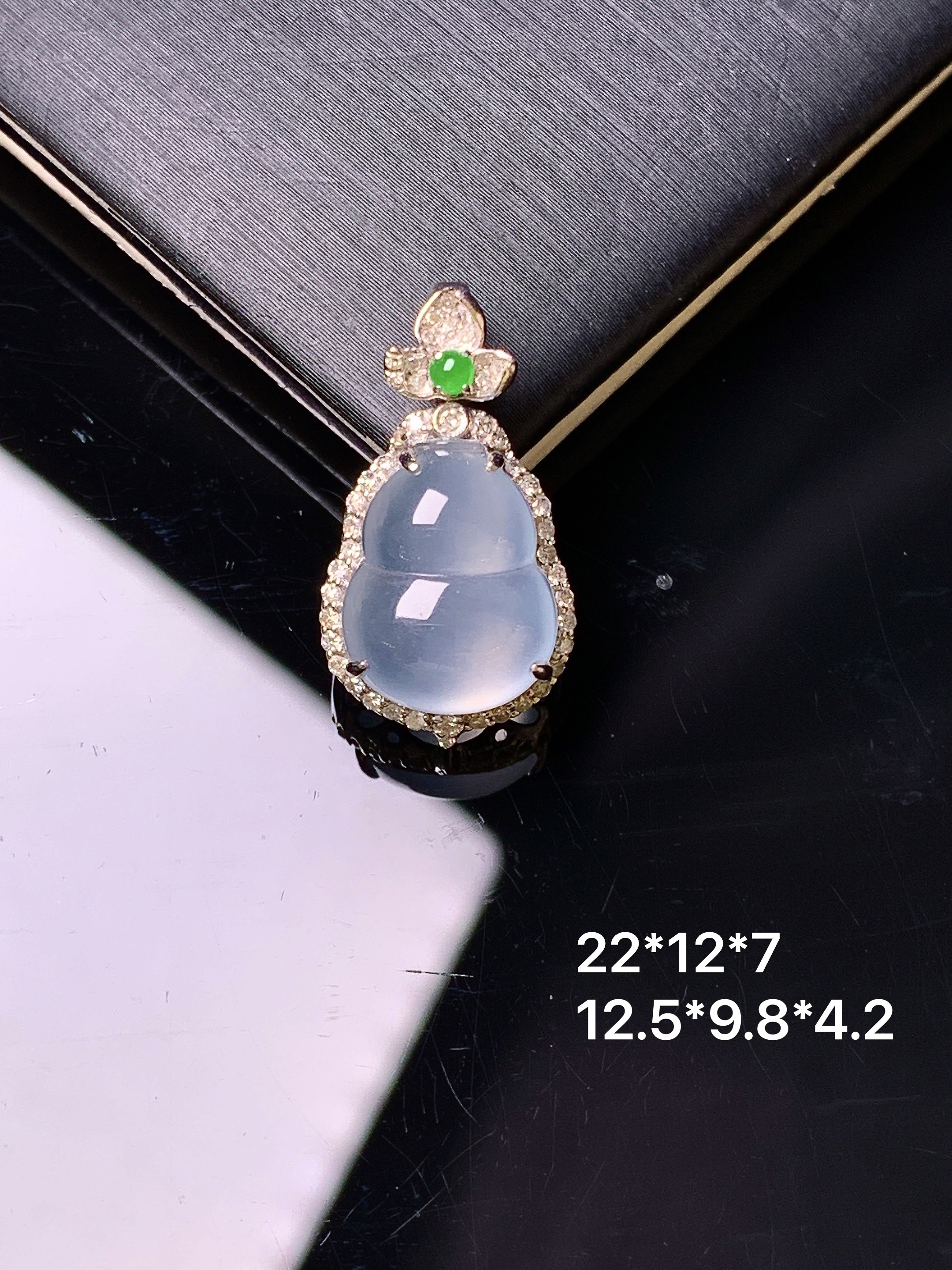 18k金钻镶嵌冰种葫芦吊坠 玉质细腻 色泽艳丽清新 水润亮眼 整体尺寸22*12*7 f4