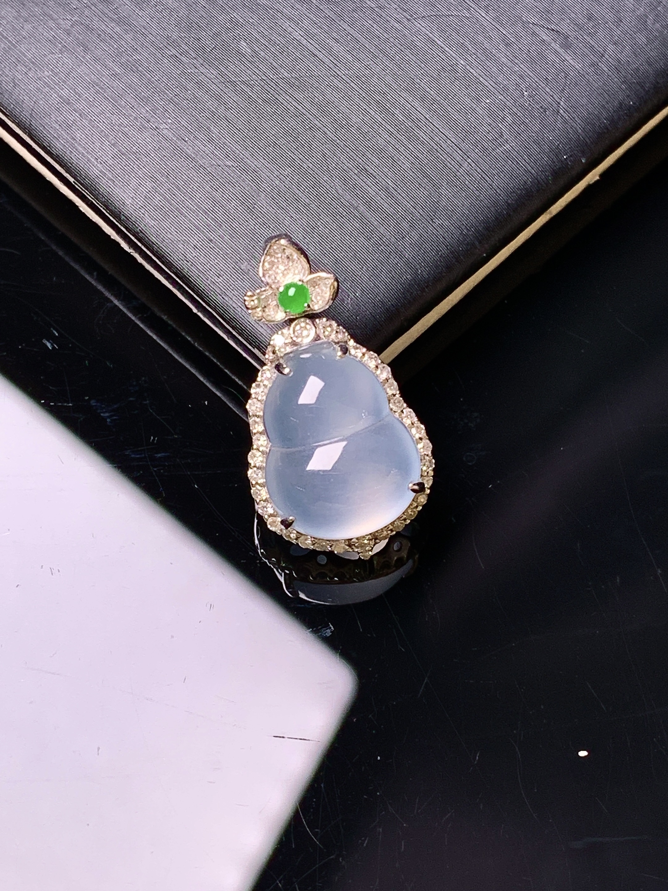 18k金钻镶嵌冰种葫芦吊坠 玉质细腻 色泽艳丽清新 水润亮眼 整体尺寸22*12*7 f4