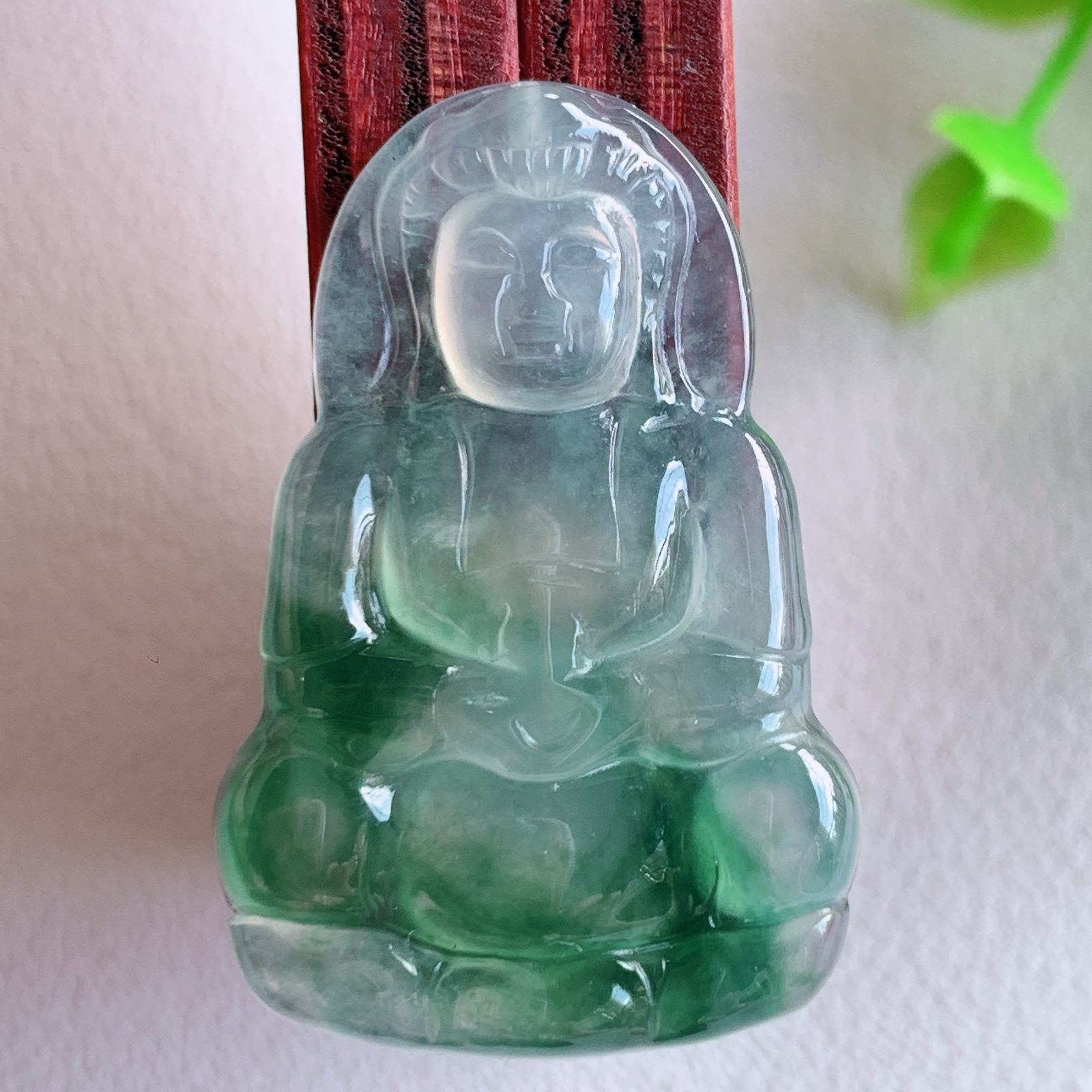 冰润精雕飘花观音吊坠，法相端庄大气，工艺精湛，种色浓郁，细腻饱满冰润，种老水足，收藏佳品，佩戴大气 