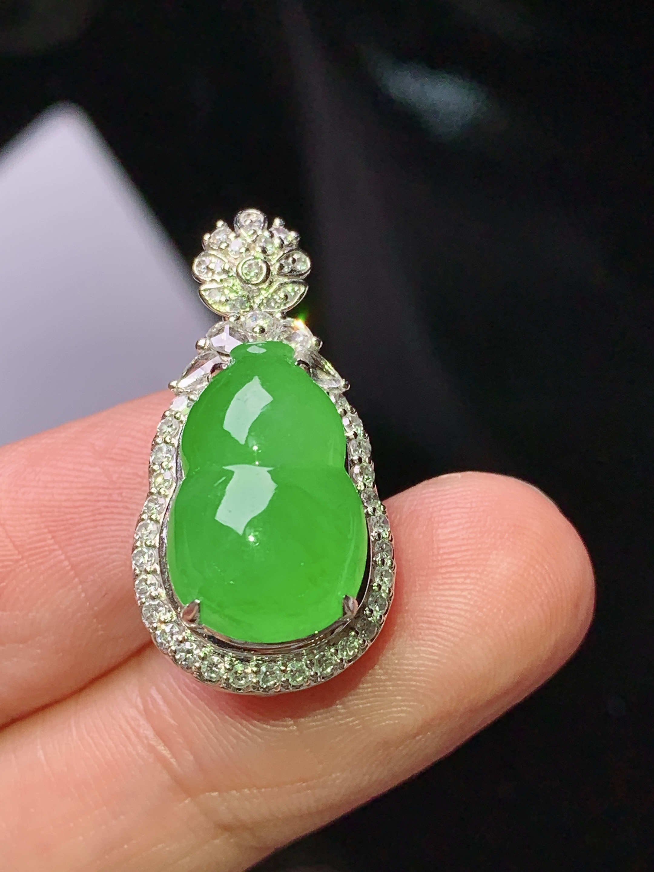 18k金钻镶嵌阳绿葫芦吊坠 玉质细腻 色泽艳丽清新 水润亮眼 整体尺寸26.2*13.3*11.5 