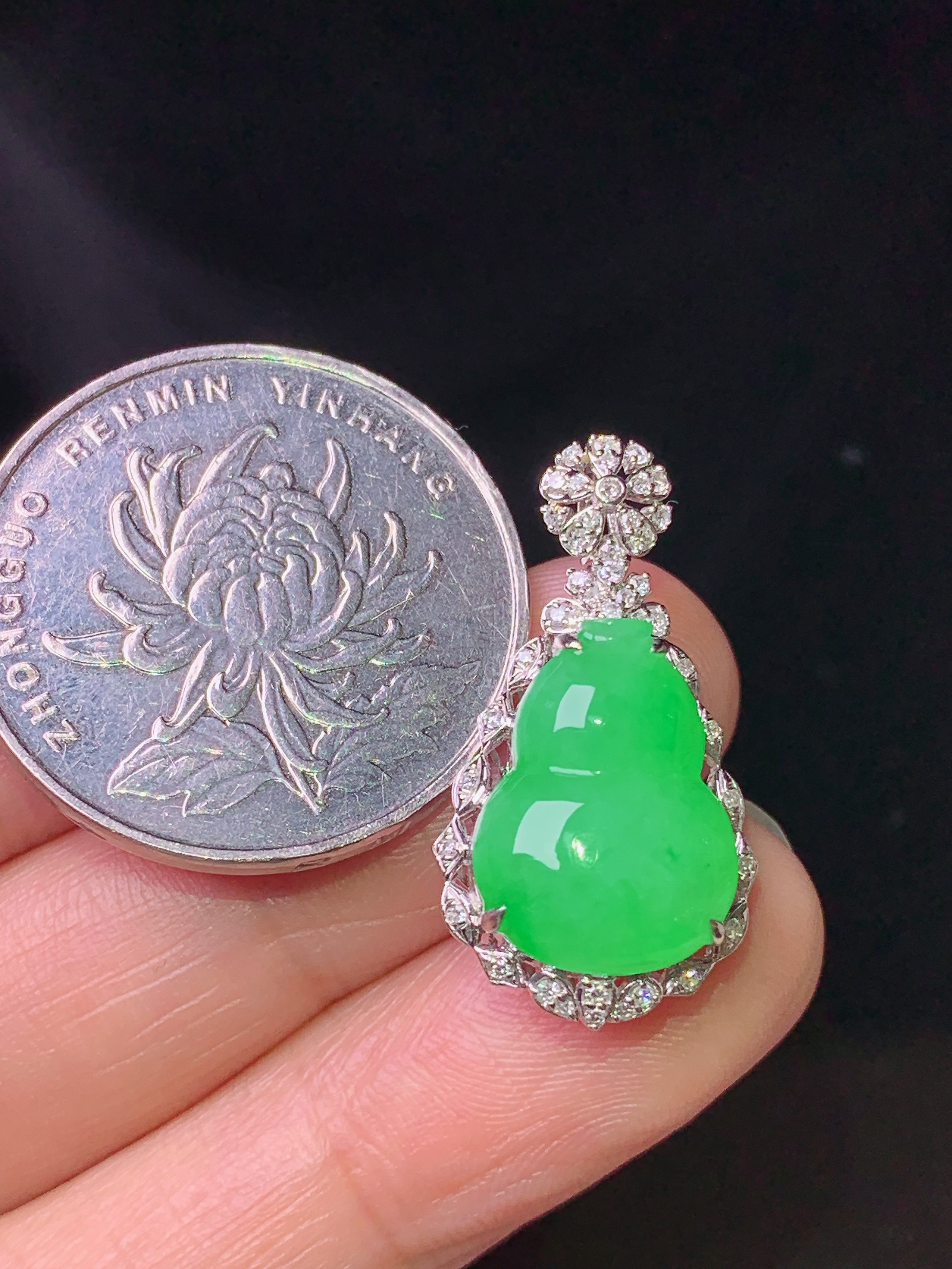 18k金钻镶嵌阳绿葫芦吊坠 玉质细腻 色泽艳丽清新 水润亮眼 整体尺寸25.2*13.6*8.6 j2
