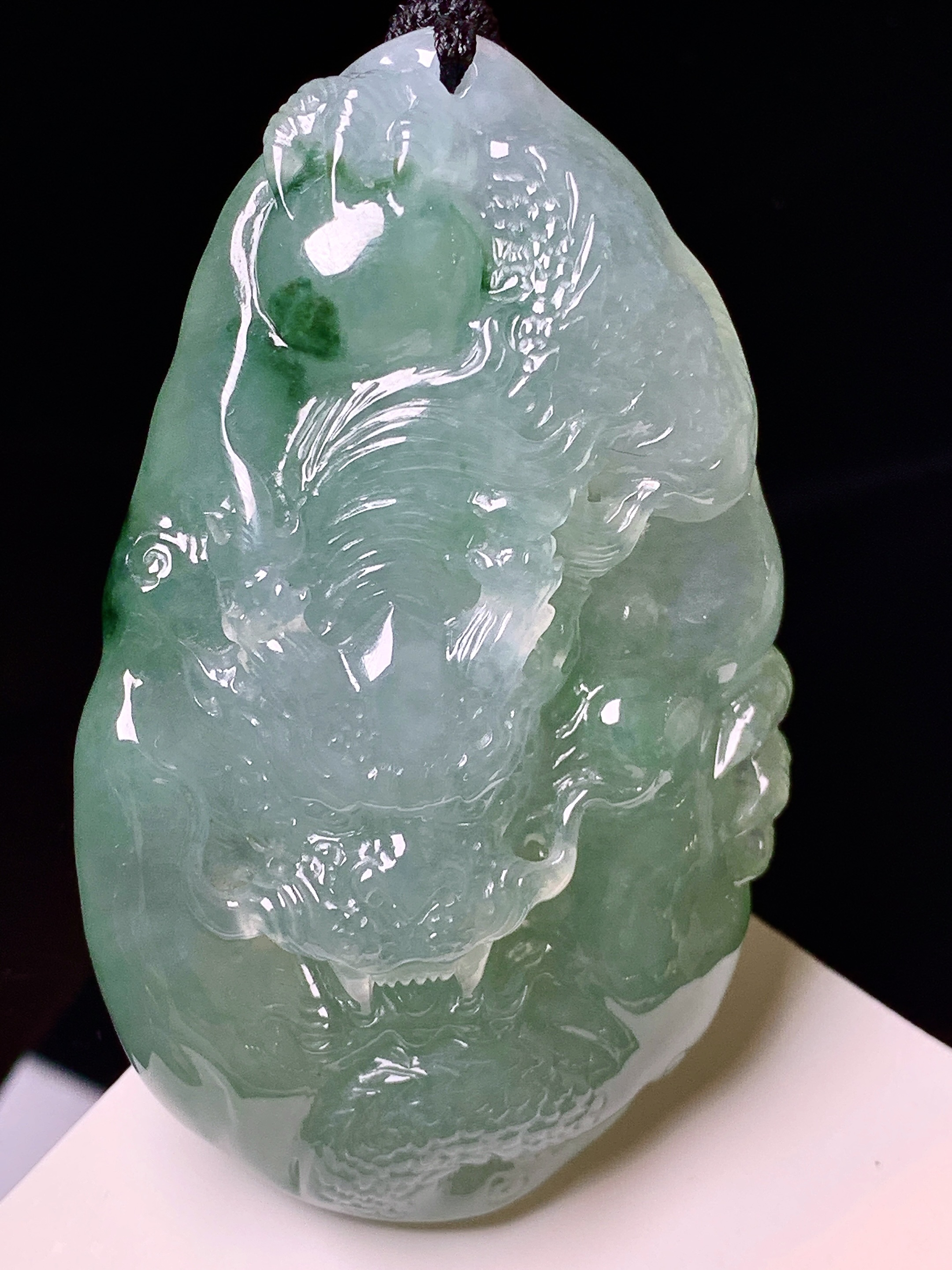 飘绿龙牌吊坠 玉质细腻 色泽艳丽清新 水润亮眼 整体尺寸65.2*40*12.3 L1