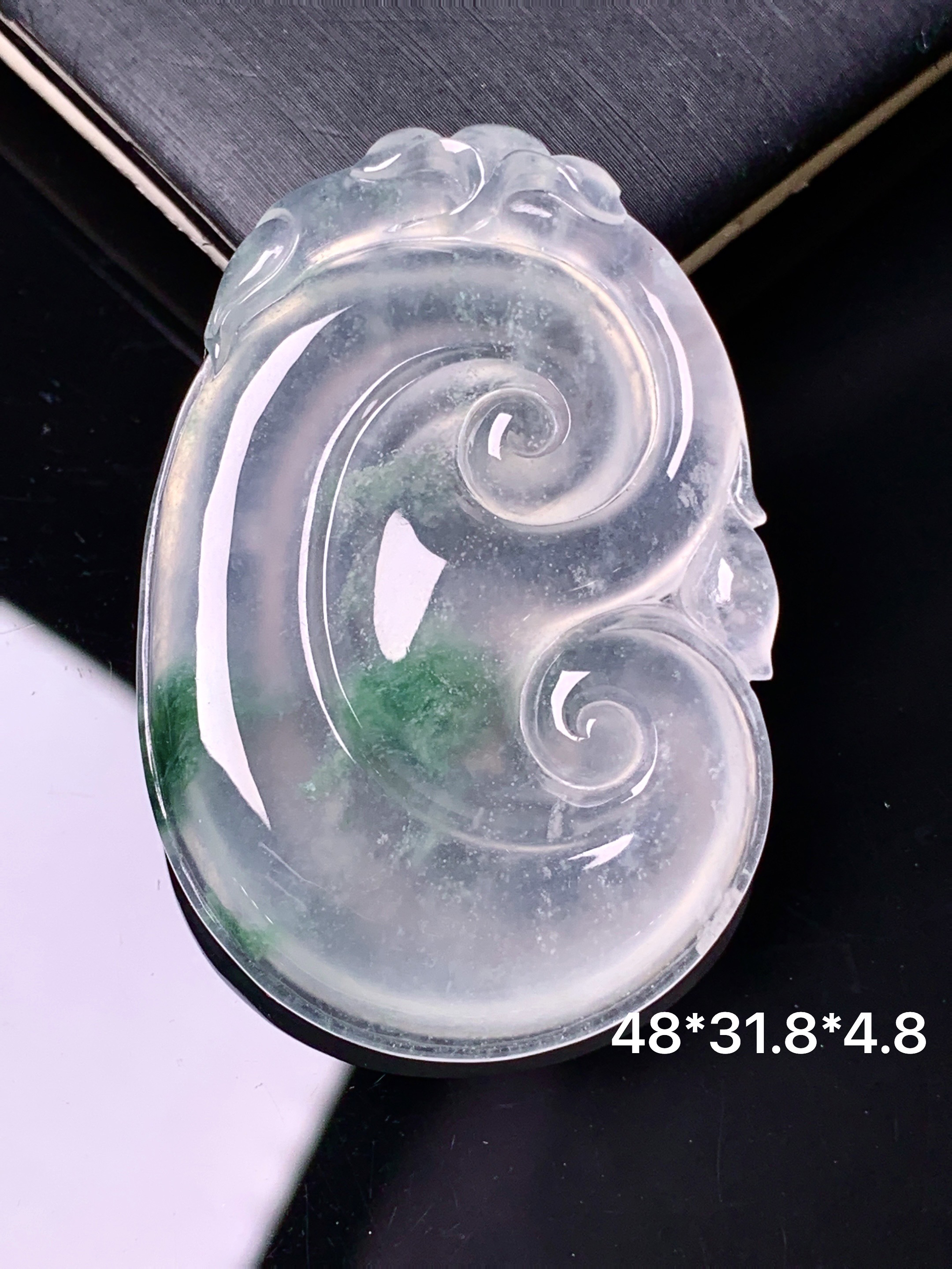 飘绿如意吊坠 玉质细腻 色泽艳丽清新 水润亮眼 整体尺寸48*31.8*4.8 c1
