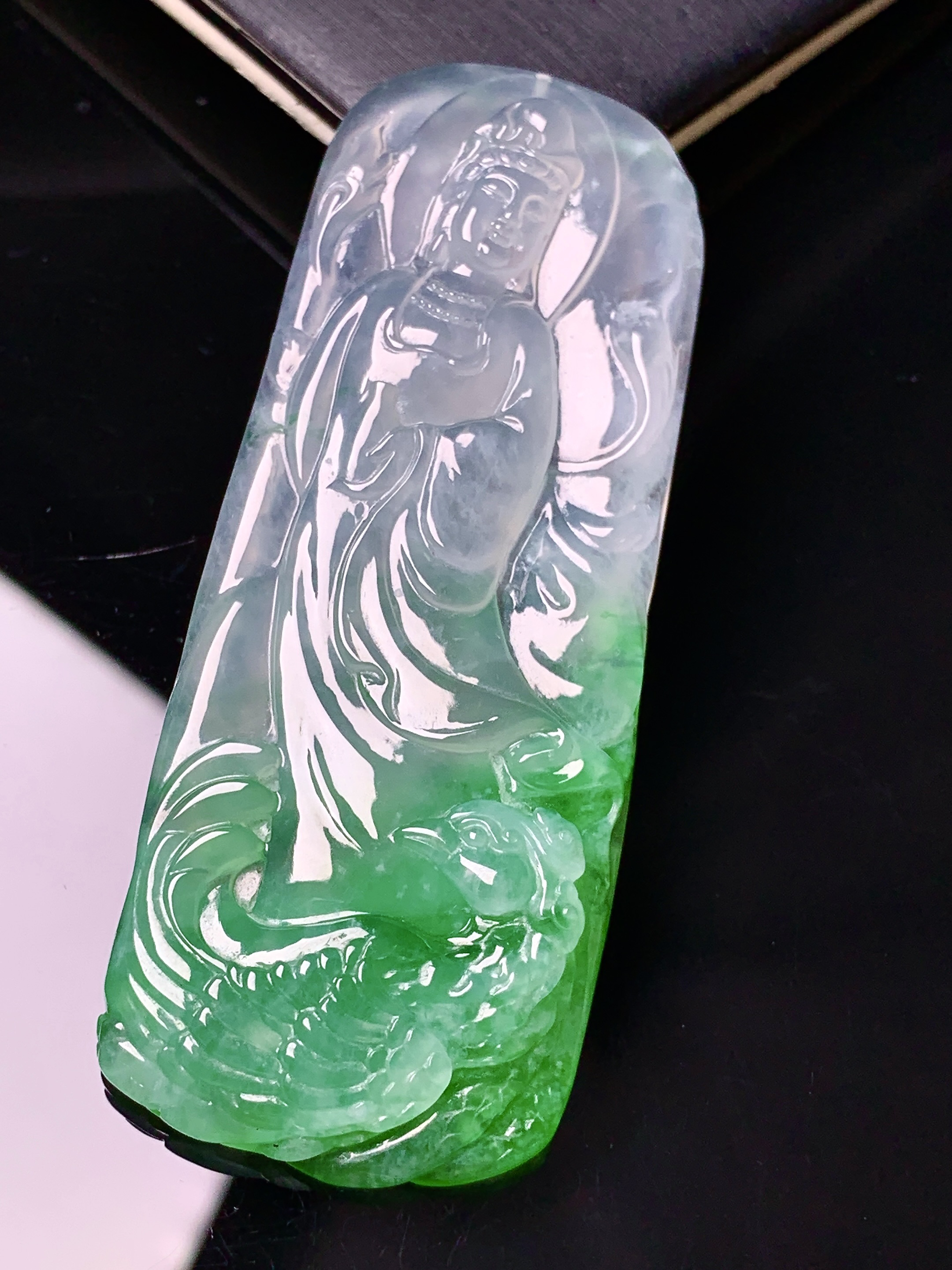 飘绿观音菩萨吊坠 玉质细腻 色泽艳丽清新 水润亮眼 整体尺寸68.8*26.7*6.5 c1