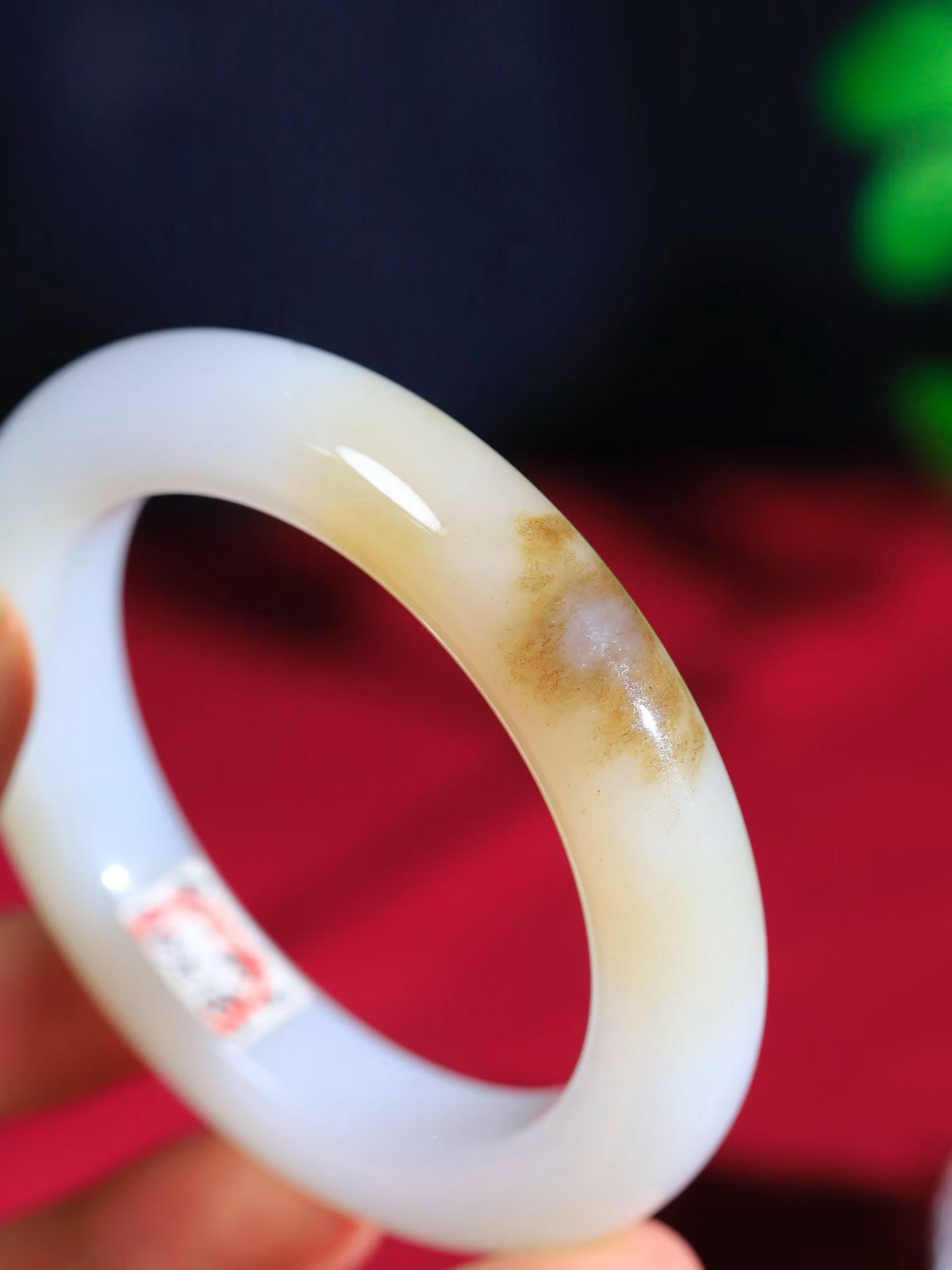 （一见倾心.手镯）

精品️和田玉糖白玉手镯，玉质温润细腻 油性十足 手感舒适，高华雅逸，线条流畅，简约大气，美自天成，素雅高贵。佩戴于腕间，婉约之美，举手投足间透出那低调奢华。重68.81克  内径55mm尺寸12.2-10.7mm  56702936A