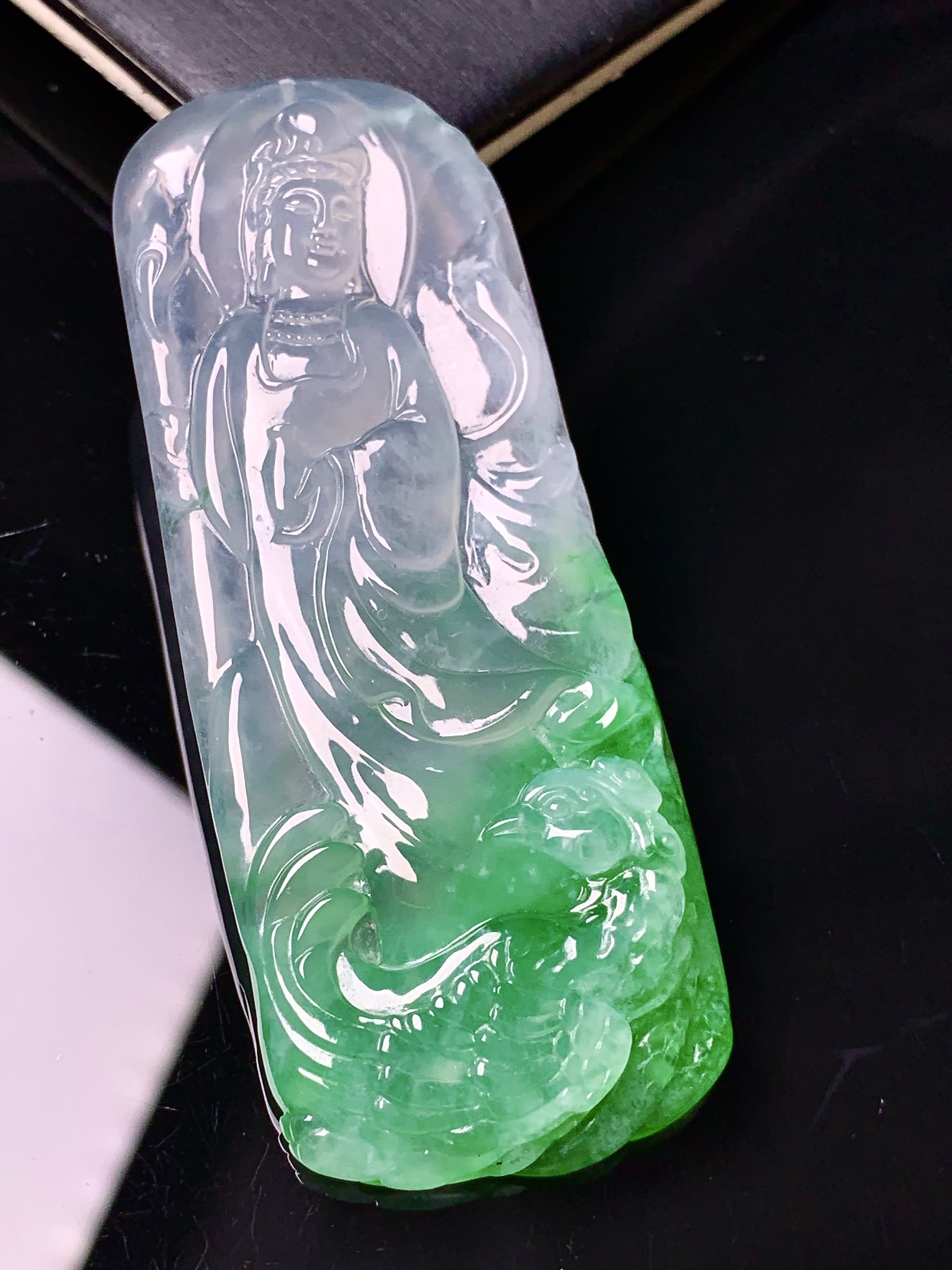 飘绿观音菩萨吊坠 玉质细腻 色泽艳丽清新 水润亮眼 整体尺寸68.8*26.7*6.5 c1