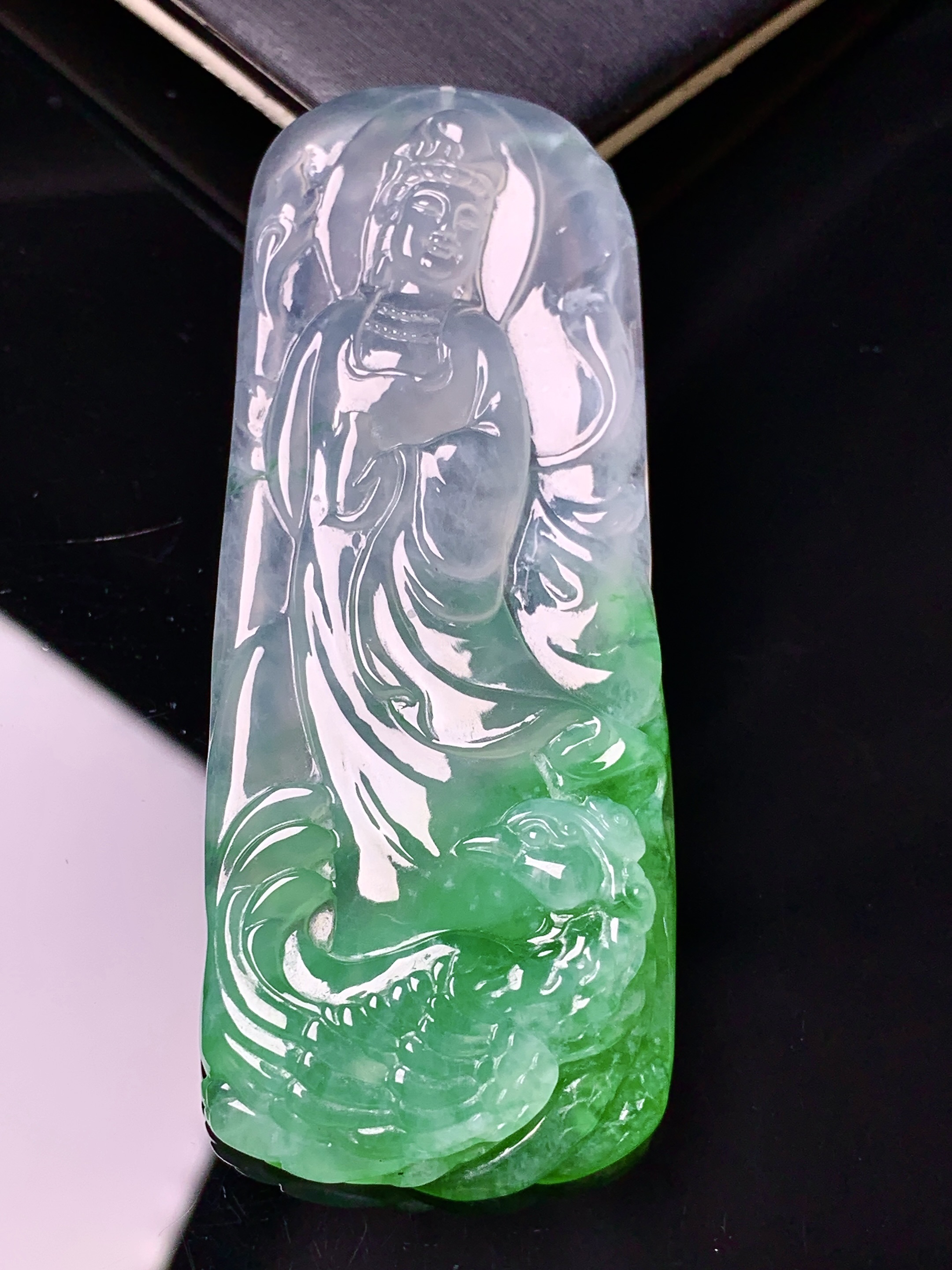 飘绿观音菩萨吊坠 玉质细腻 色泽艳丽清新 水润亮眼 整体尺寸68.8*26.7*6.5 c1