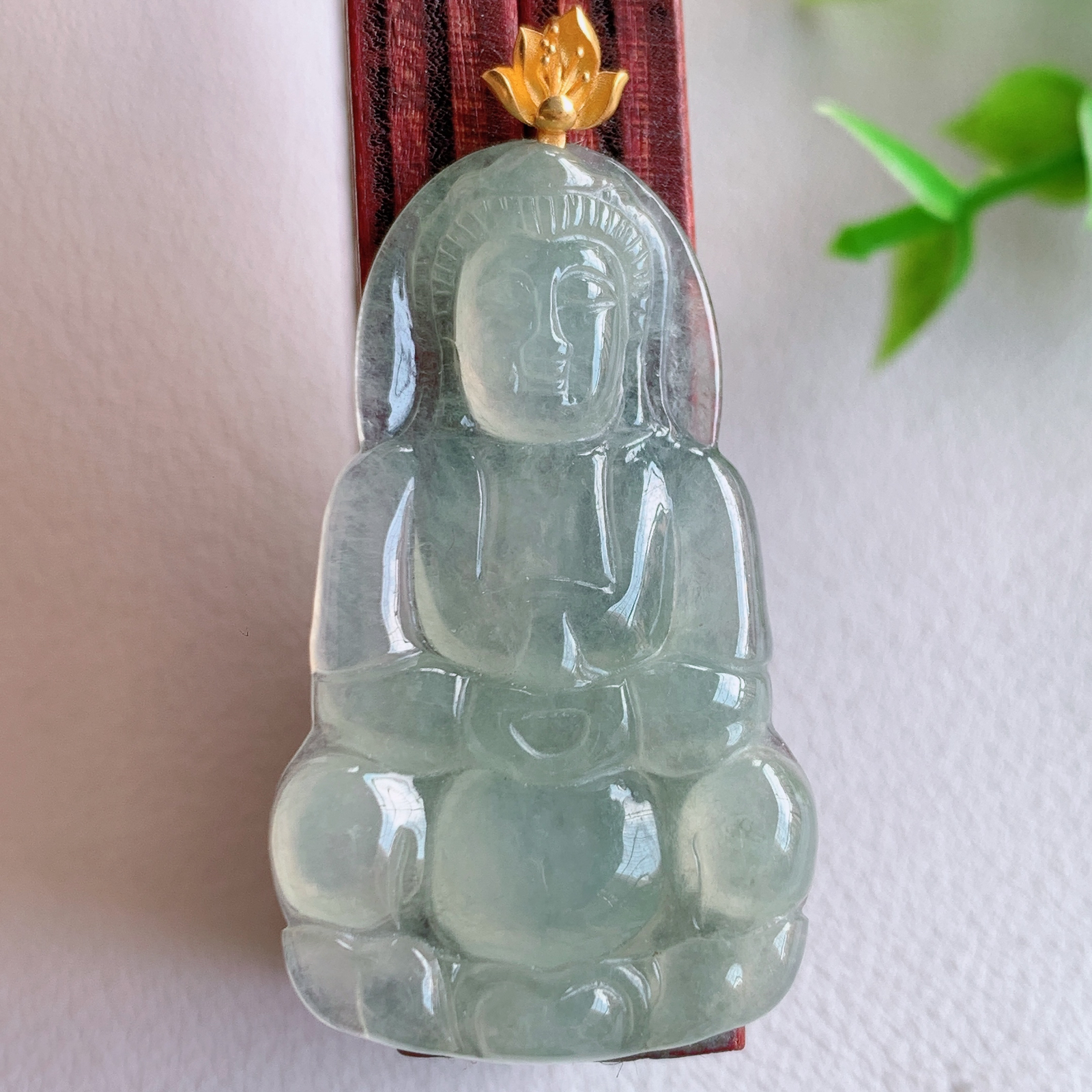 18k金扣冰润精雕观音吊坠，法相端庄大气，工艺精湛，种色浓郁，细腻饱满冰润，种老水足，收藏佳品，佩戴