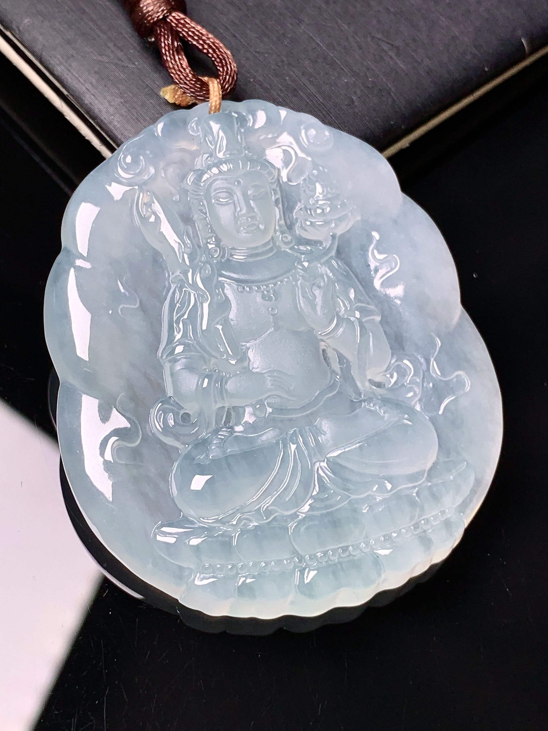 冰种观音菩萨吊坠 玉质细腻 色泽艳丽清新 水润亮眼 整体尺寸50.8*42.6*5.8 b2