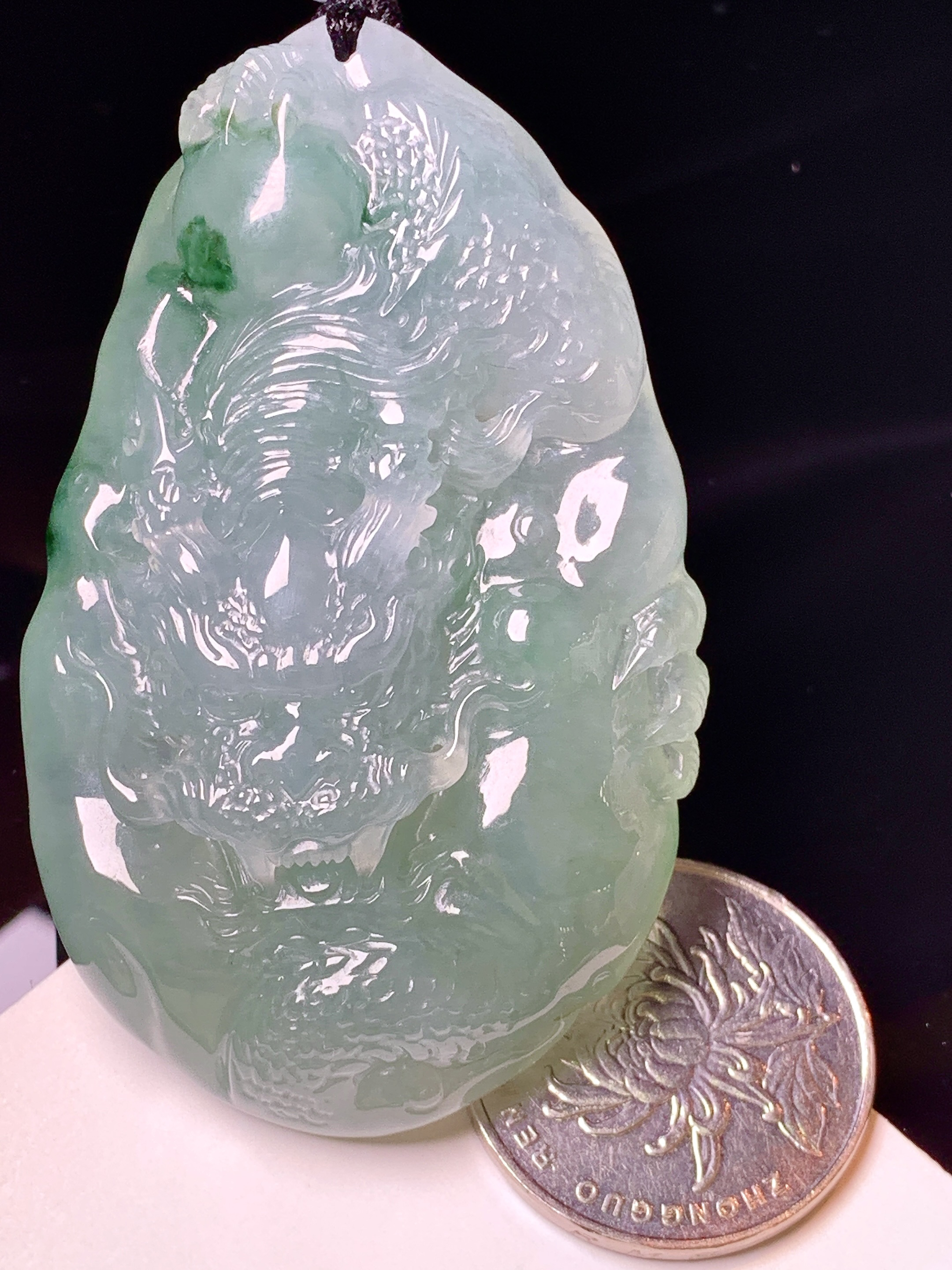 飘绿龙牌吊坠 玉质细腻 色泽艳丽清新 水润亮眼 整体尺寸65.2*40*12.3 L1