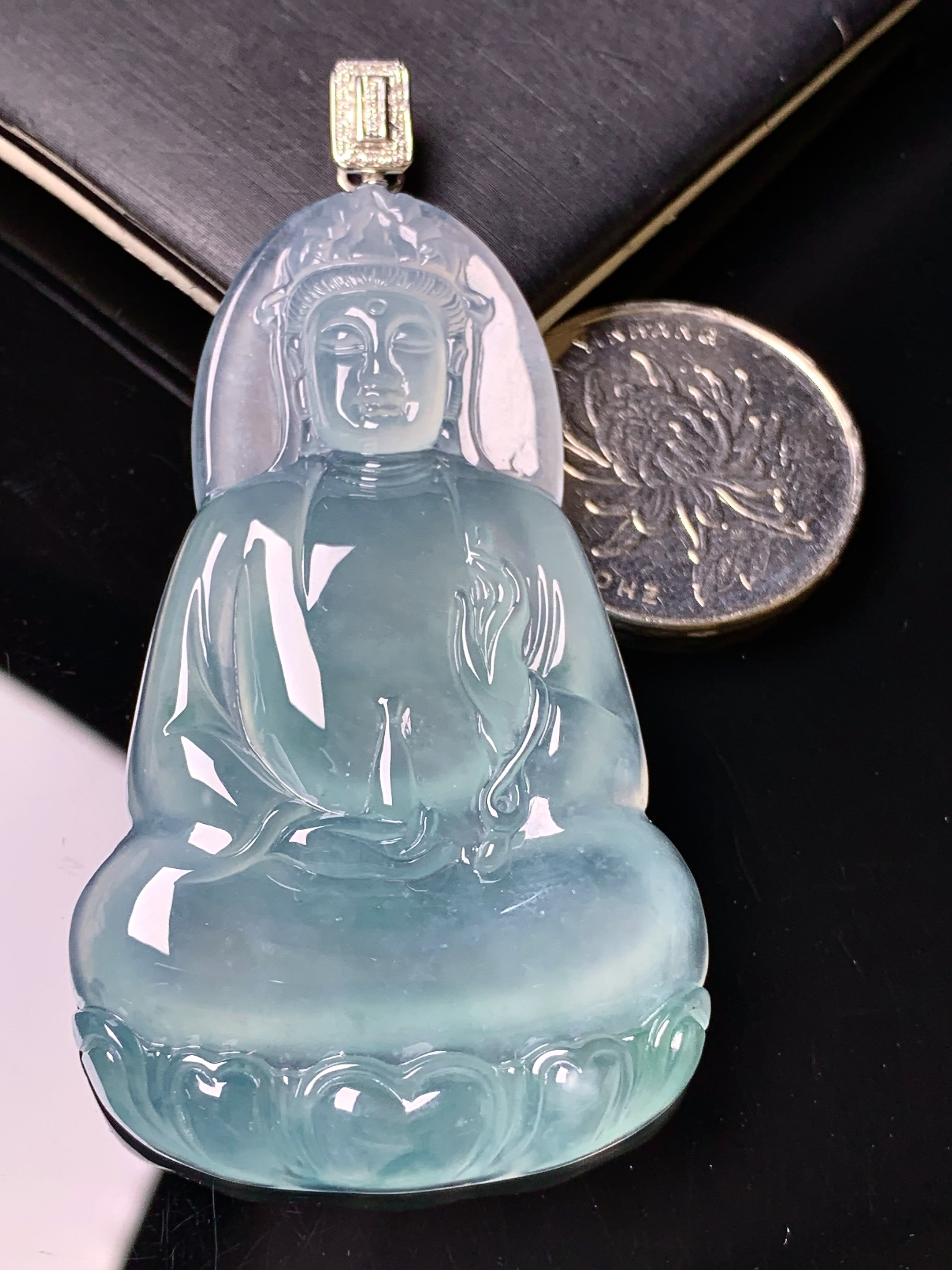 18k金钻镶嵌冰种晴底观音菩萨吊坠 玉质细腻 色泽艳丽清新 水润亮眼 整体尺寸68.6*35.8*6.2 L1