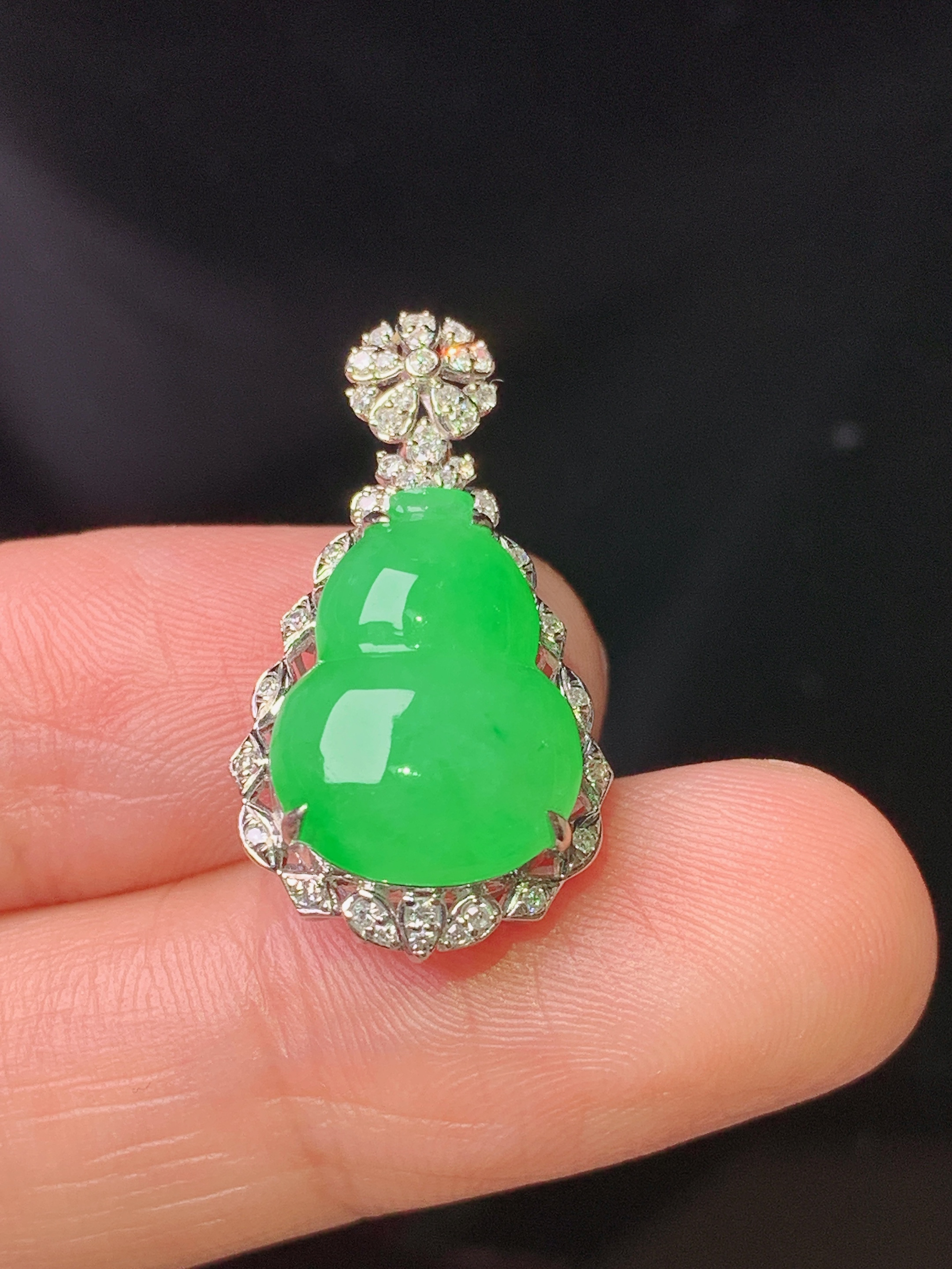 18k金钻镶嵌阳绿葫芦吊坠 玉质细腻 色泽艳丽清新 水润亮眼 整体尺寸25.2*13.6*8.6 j2
