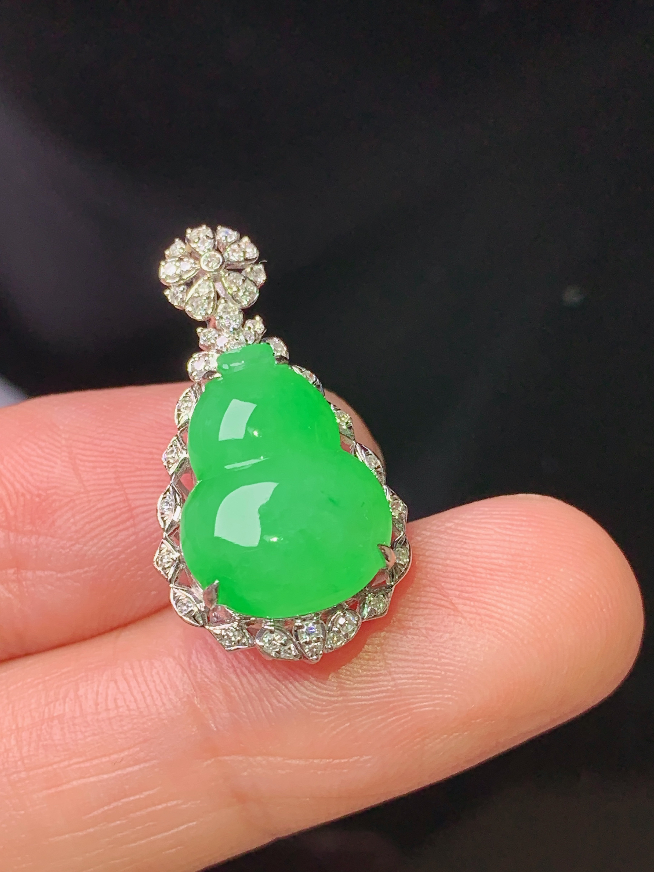 18k金钻镶嵌阳绿葫芦吊坠 玉质细腻 色泽艳丽清新 水润亮眼 整体尺寸25.2*13.6*8.6 j