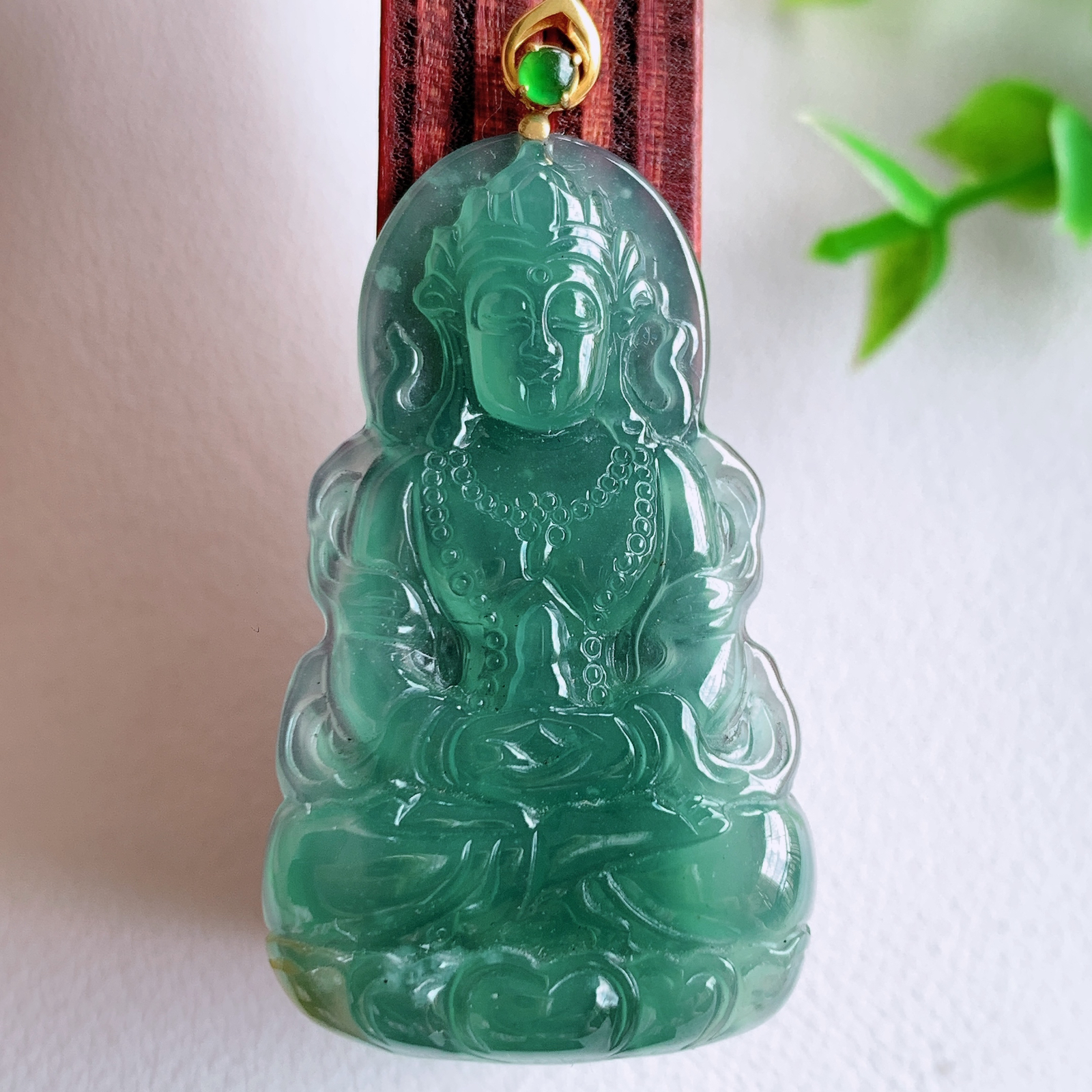 18k金扣蓝冰精雕观音吊坠，法相端庄大气，工艺精湛，种色浓郁，细腻饱满冰润，种老水足，收藏佳品，佩戴