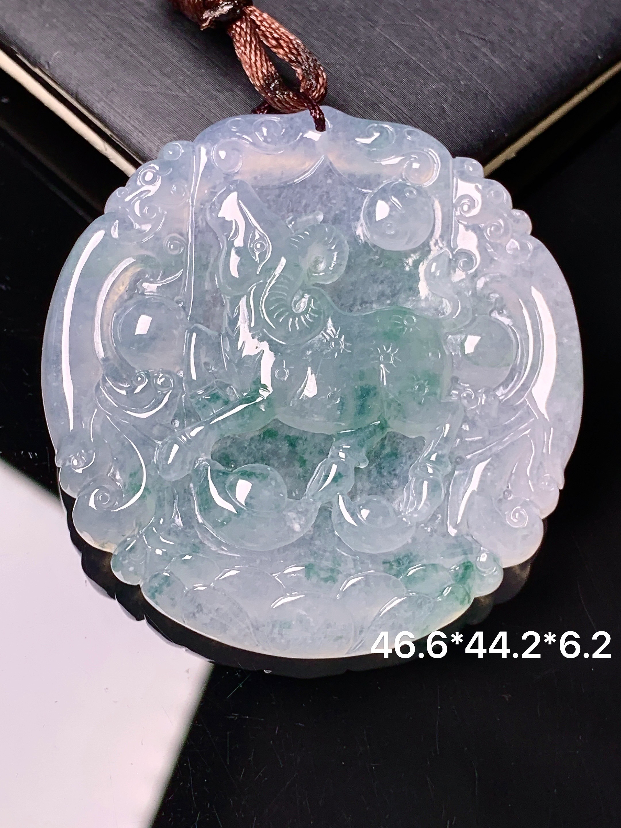 冰飘绿生肖羊牌吊坠 玉质细腻 色泽艳丽清新 水润亮眼 整体尺寸46.6*44.2*6.2 b2