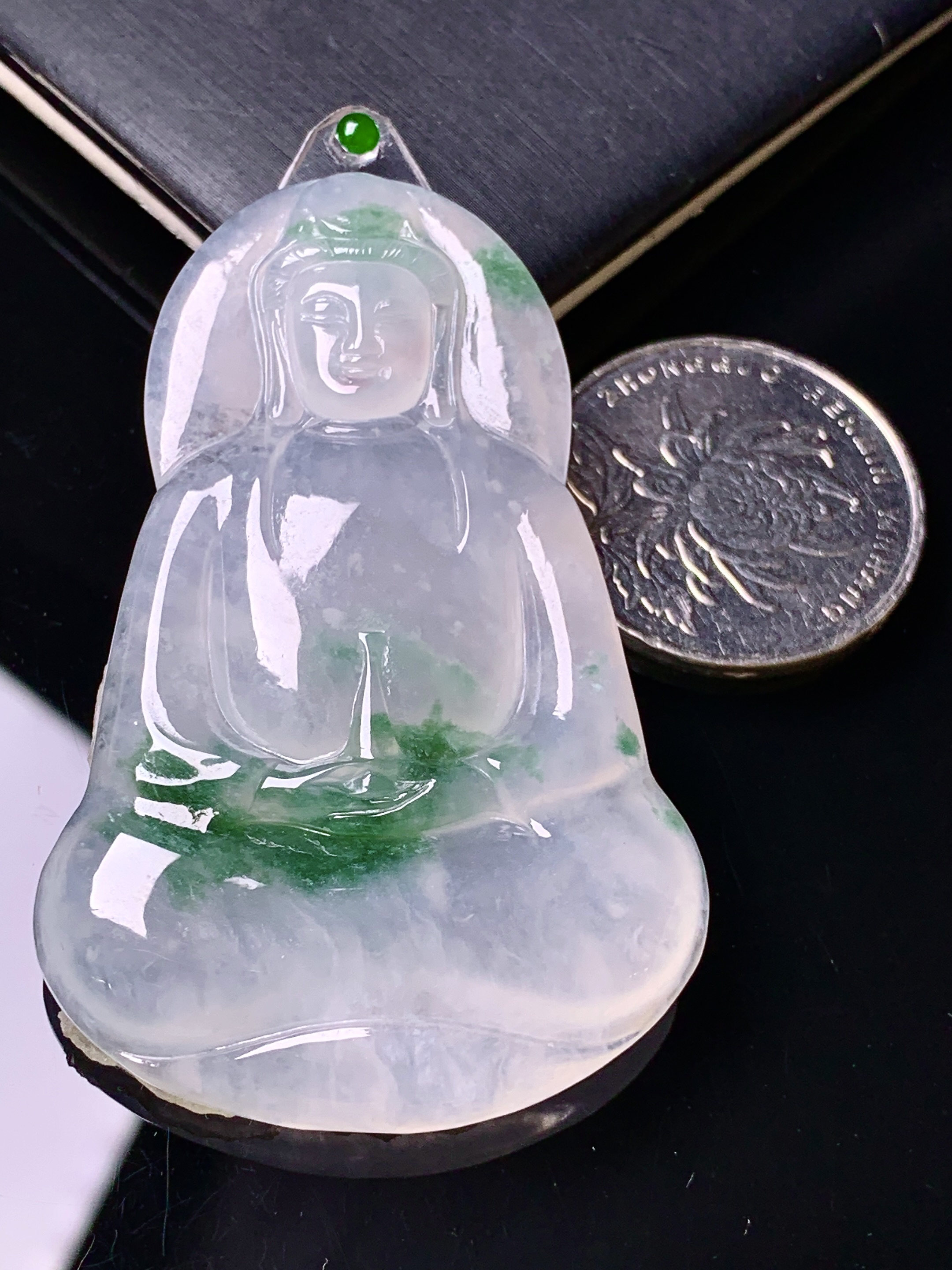 镶嵌款 飘绿观音菩萨吊坠 玉质细腻 色泽艳丽清新 水润亮眼 整体尺寸56.5*36.7*4.5 2x
