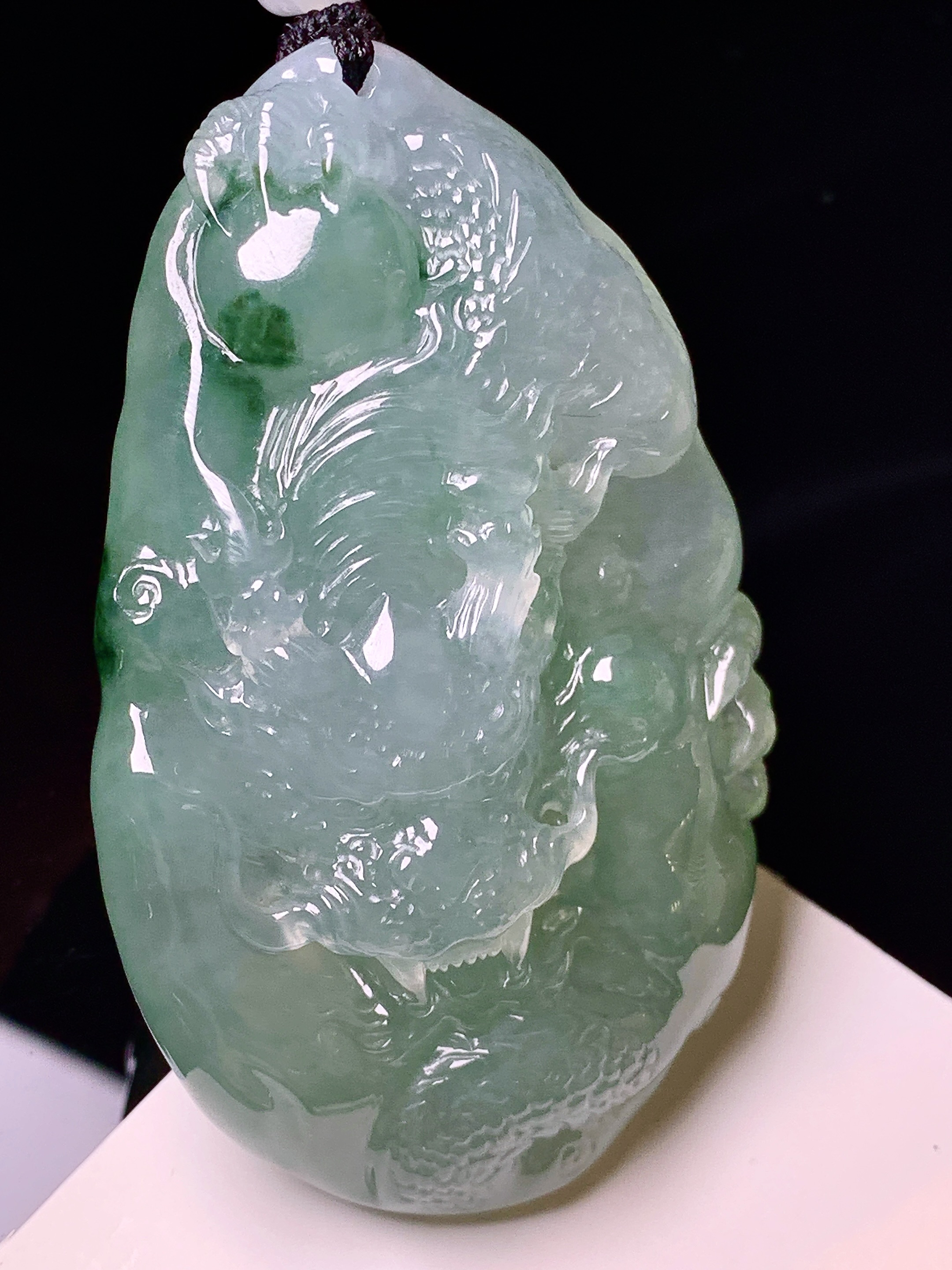 飘绿龙牌吊坠 玉质细腻 色泽艳丽清新 水润亮眼 整体尺寸65.2*40*12.3 L1