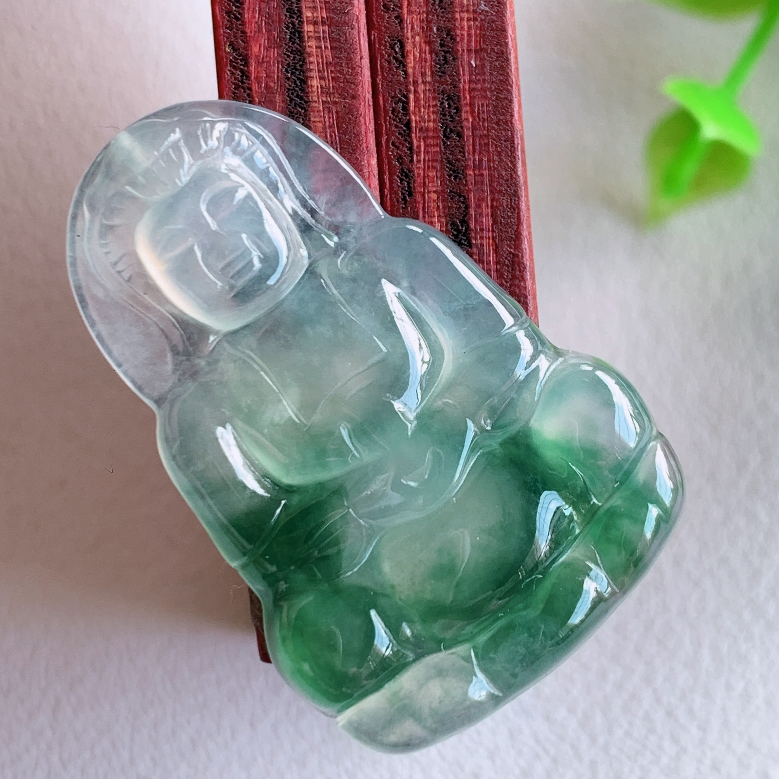冰润精雕飘花观音吊坠，法相端庄大气，工艺精湛，种色浓郁，细腻饱满冰润，种老水足，收藏佳品，佩戴大气  W03.31   尺寸：31-20.5-3.5mm