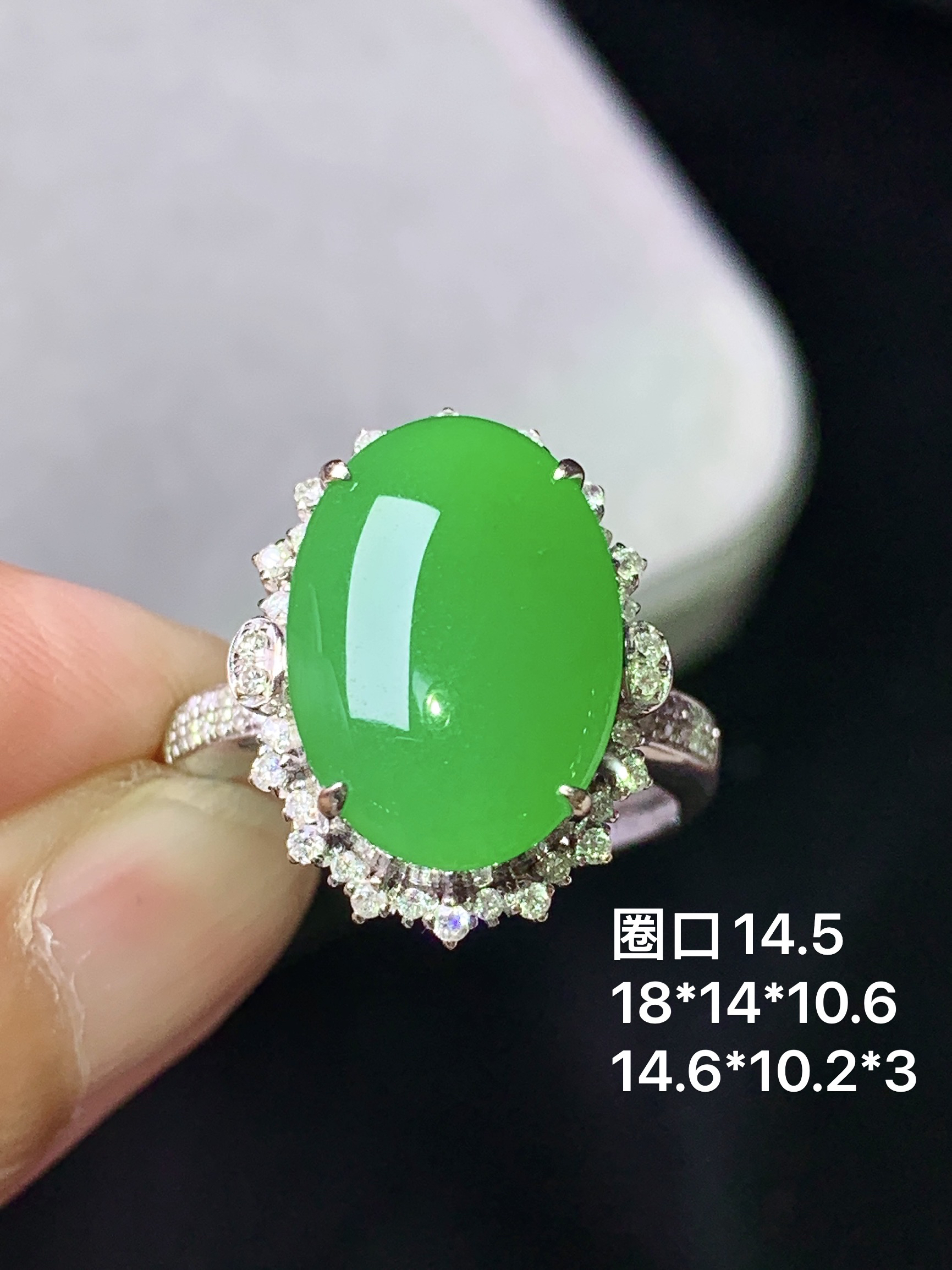 18k金钻镶嵌满绿蛋面戒指 玉质细腻 色泽艳丽清新 水润亮眼 圈口14.5 整体尺寸18*14*10.6 j2