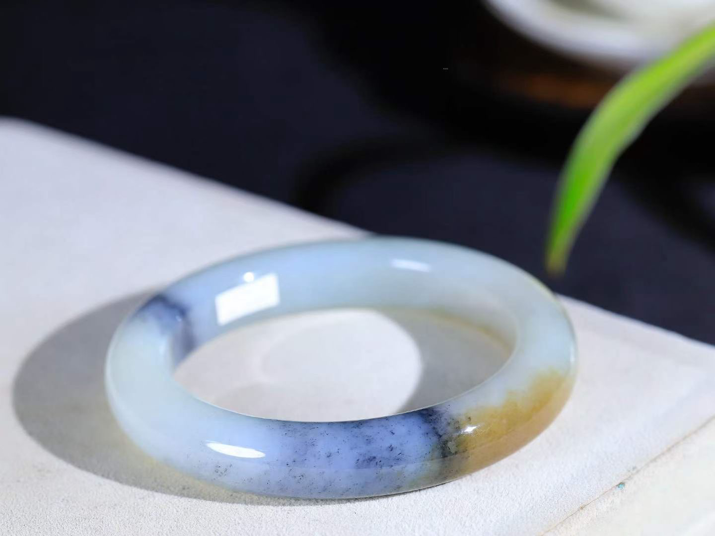 （柔情似水.手镯）

精品和田玉青花带糖手镯，玉质温润细腻，镯型饱满圆润，优雅知性，姽婳于幽静兮，