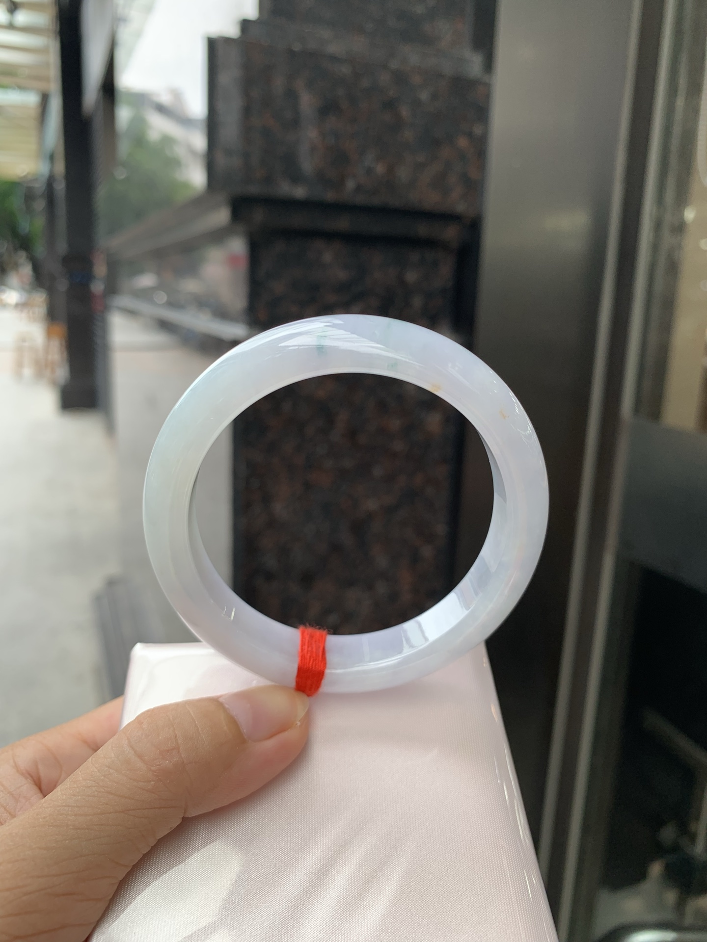 三彩正圈,底妆水润，春彩洒金，有三彩特色，仿佛彩虹般的色彩，绚丽梦幻，气质清新淡雅，上手靓丽大方。