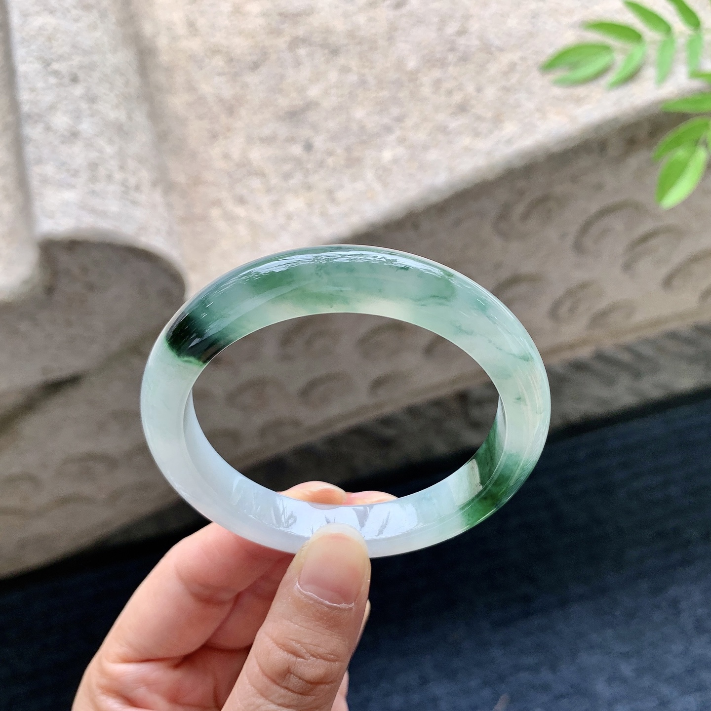 正圈52 53，圈口53.3/10/8，编码HC080211，描述糯冰飘绿，水润，种老，细腻，打灯有棉线