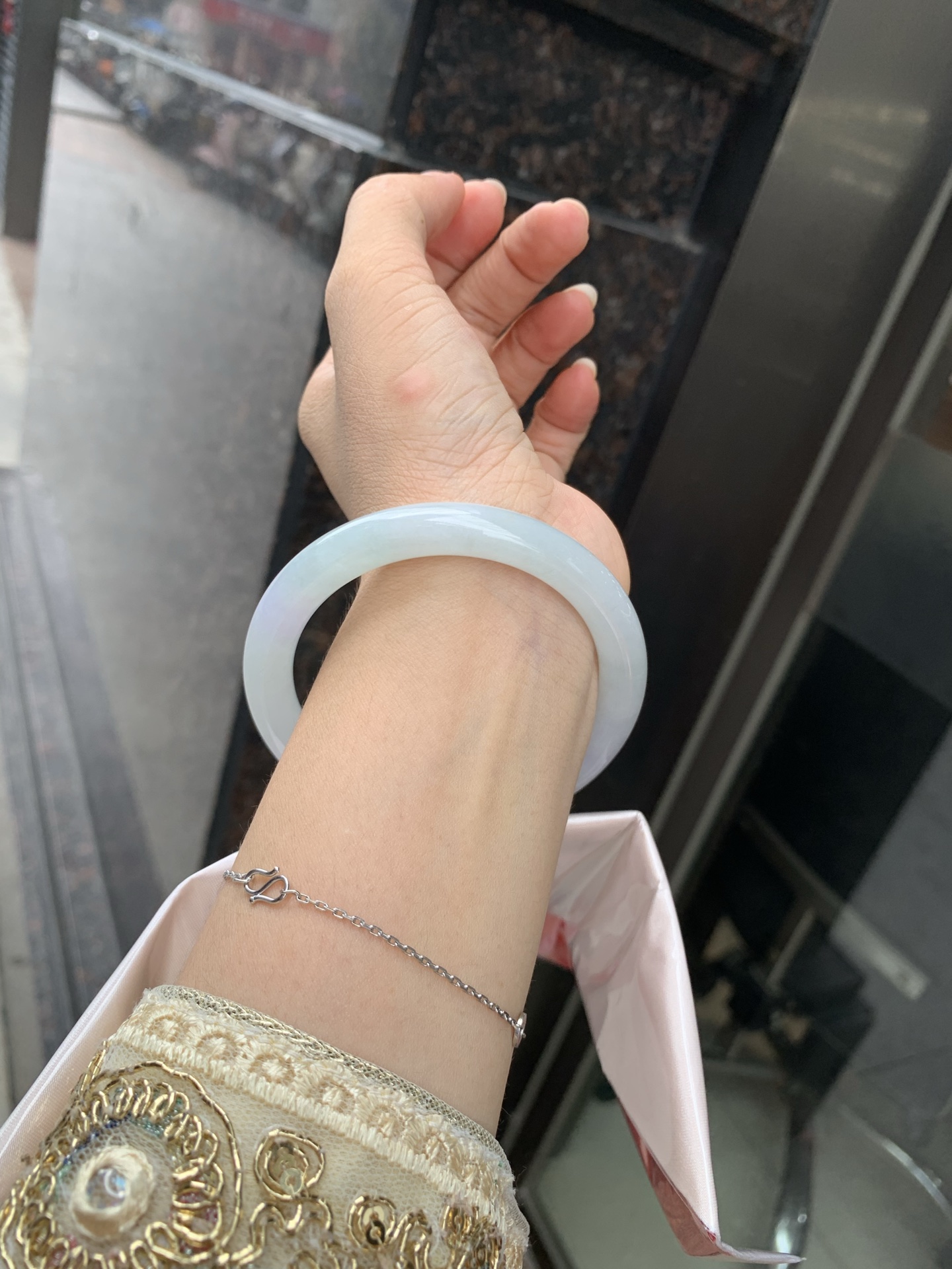 淡春彩圆条，57.5-8.6-8.9，0802-803-141，无裂，底妆水润细腻，淡淡粉底浅绿底色搭配，宛如春天的繁华。在岁月的长河流转中绽放着独特的魅力，气质温婉而迷人。