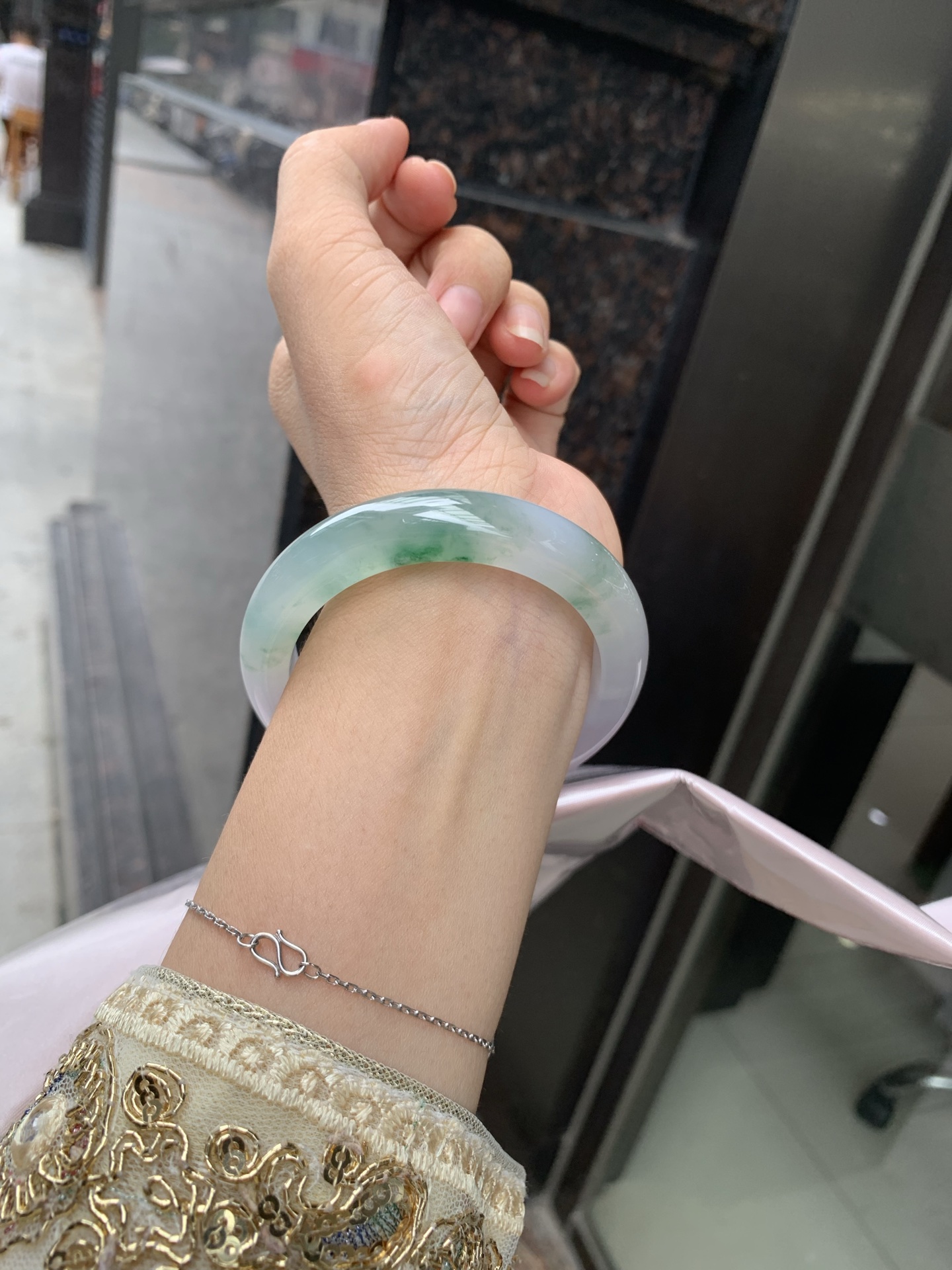 冰飘绿花正圈，54.7-8.9-12，0802-782-76，打灯棉絮，冰润的底妆上半圈绿花点缀，简约却充满灵气，清新如芽，宛若自然的画卷凝结于腕间，静中带动，韵味悠长