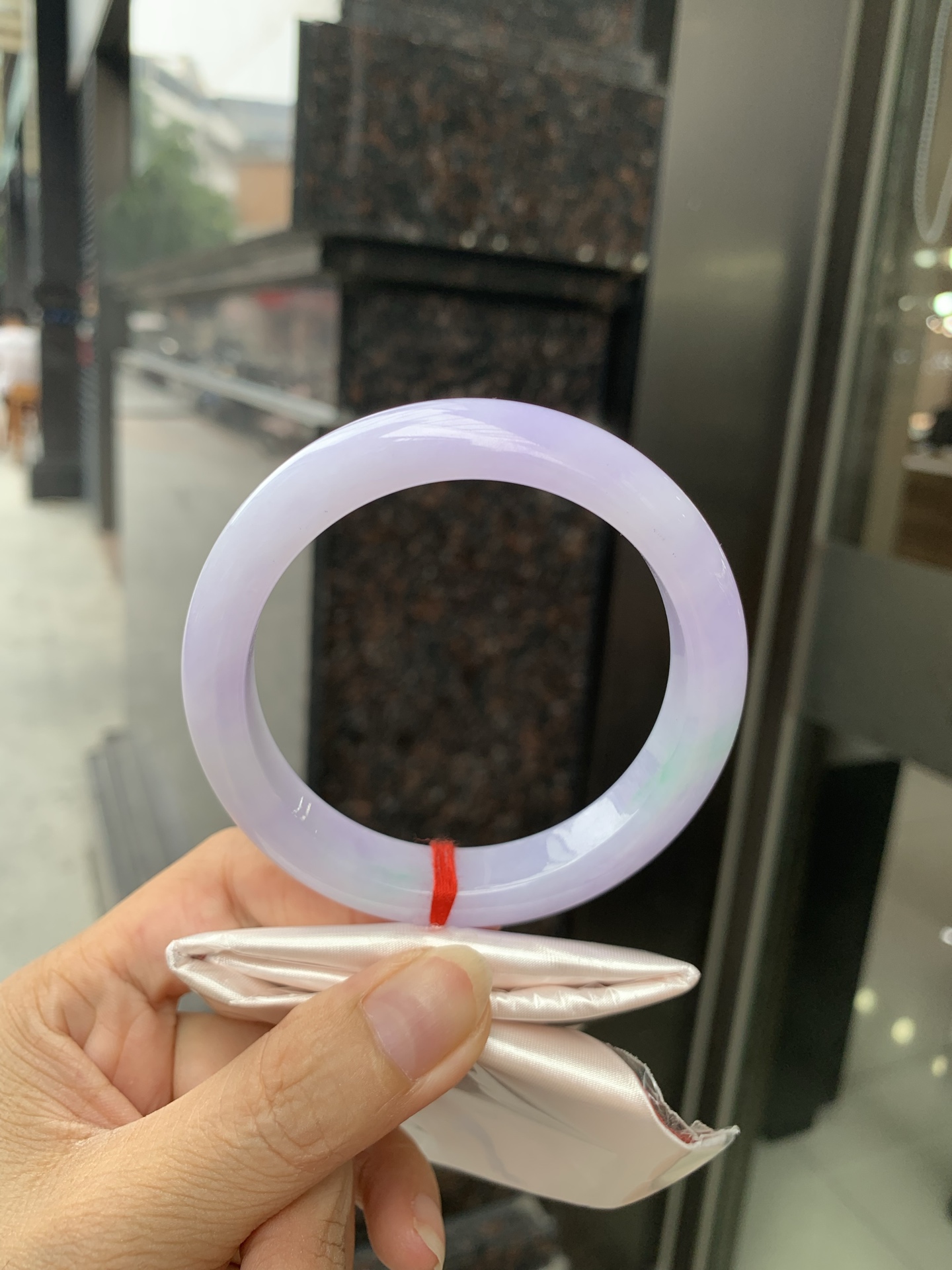 春彩正圈，打灯细纹，内圈微扣，底妆水润，满圈紫罗兰吸睛抢眼，两抹绿花点缀，浪漫迷人，仙气飘飘，优雅高贵显气质，感满满，紫罗兰自然光不失色，不同光线不一样视觉感受