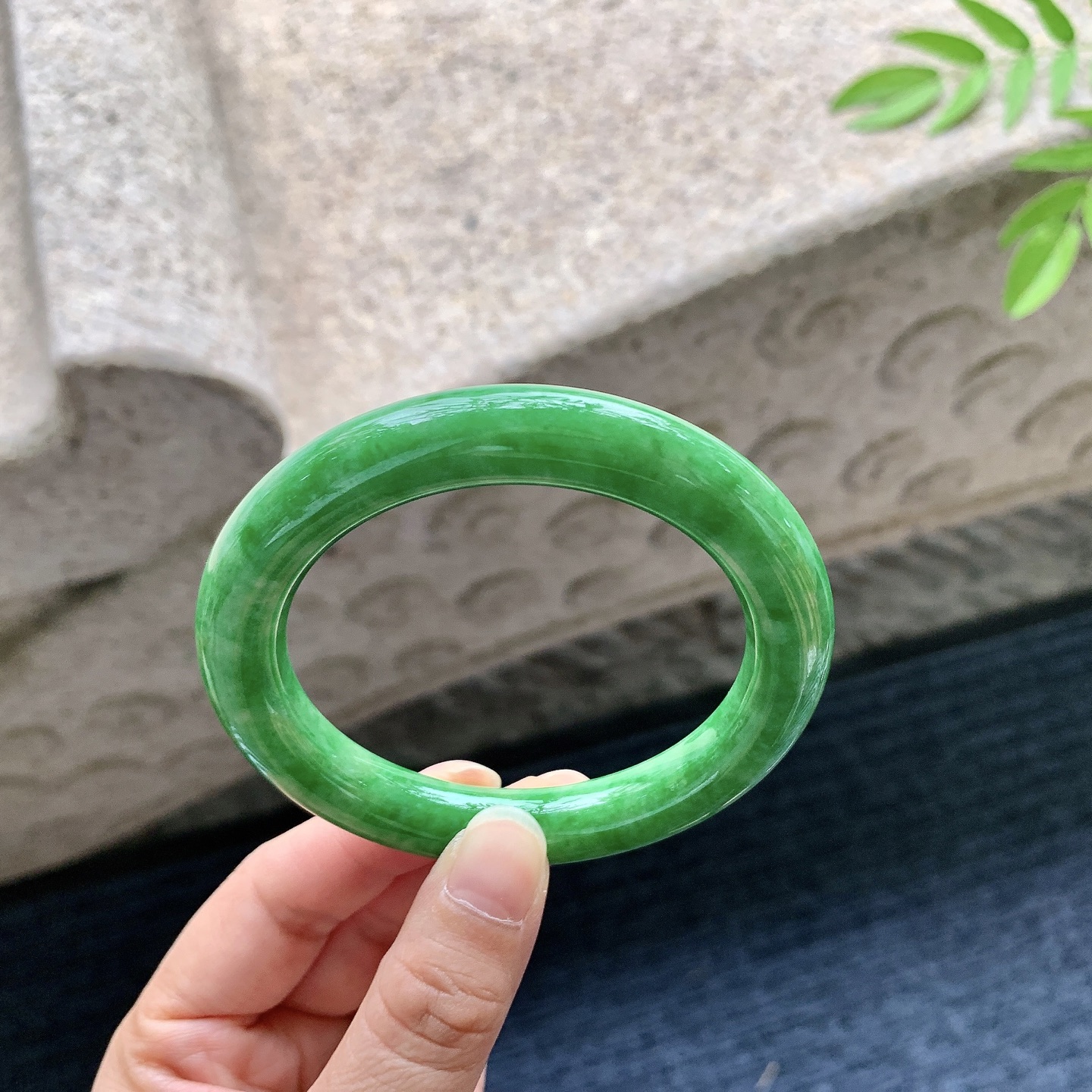 圆条54 55，圈口55.7/10.5/10.3，编码W6080237，糯冰满绿，色匀，种老，细腻，无裂。