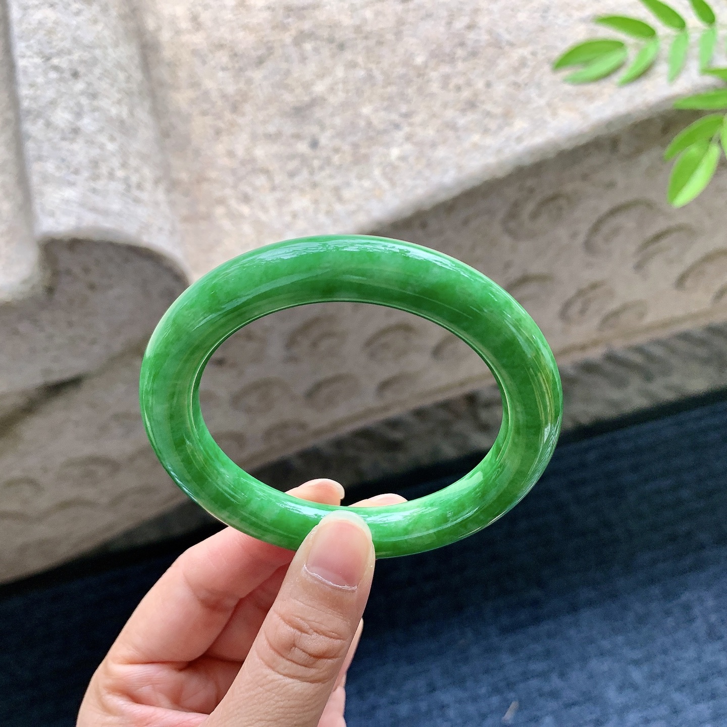 圆条54 55，圈口55.7/10.5/10.3，编码W6080237，糯冰满绿，色匀，种老，细腻，无裂。