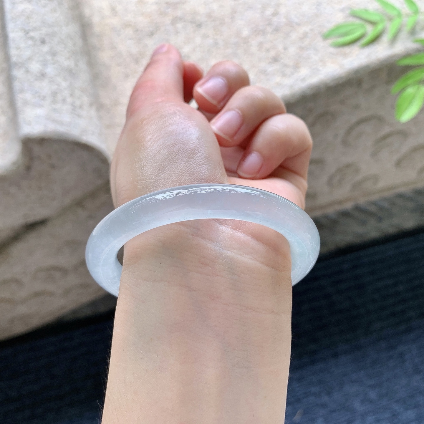 圆条53 54，【圈口】53.7/9.4/9，【编码】GJ080235，【描述】冰飘花，水润，种老，细腻，无裂。